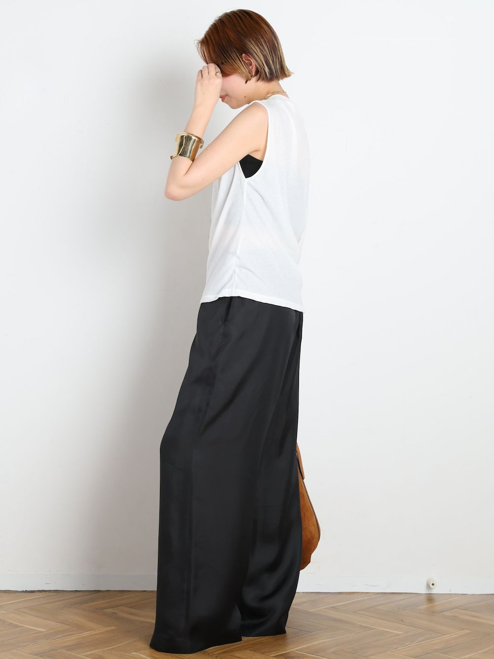 ブラック系のその他パンツ、ブラック系のその他パンツ、ホワイト系のTシャツ/カットソーを着用したレディースの春コーディネートの3枚目の写真