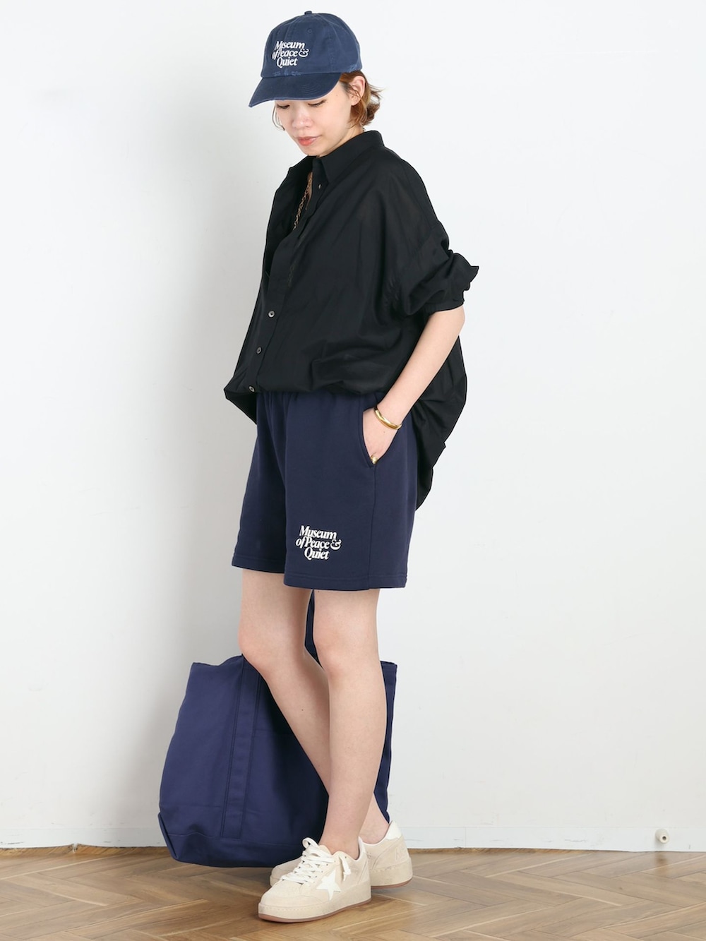 ブルー系のスウェットパンツ、ブラック系のタンクトップ、ブルー系のトートバッグを着用したレディースの夏コーディネートの2枚目の写真
