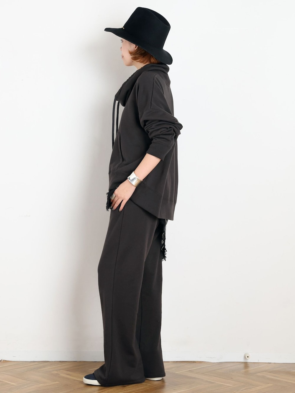 ブラック系のスウェットパンツ、ブラック系のTシャツ/カットソー、ブラック系のバンダナ/スカーフを着用したレディースの秋コーディネートの3枚目の写真