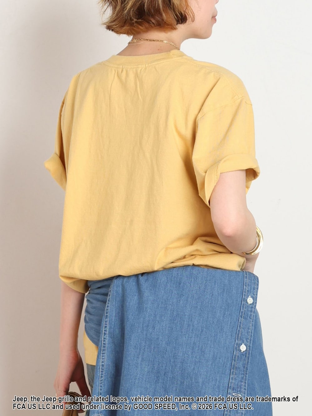 ブルー系のシャツ/ブラウス、イエロー系のTシャツ/カットソー、イエロー系のサンダルを着用したレディースの夏コーディネートの6枚目の写真