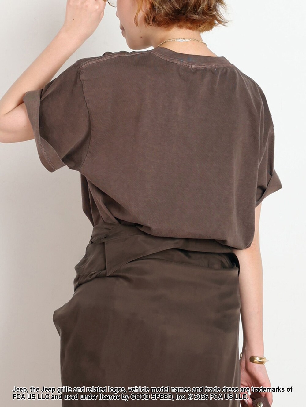 ブラウン系のスラックス、ブラウン系のシャツ/ブラウス、ブラウン系のTシャツ/カットソーを着用したレディースの春コーディネートの6枚目の写真