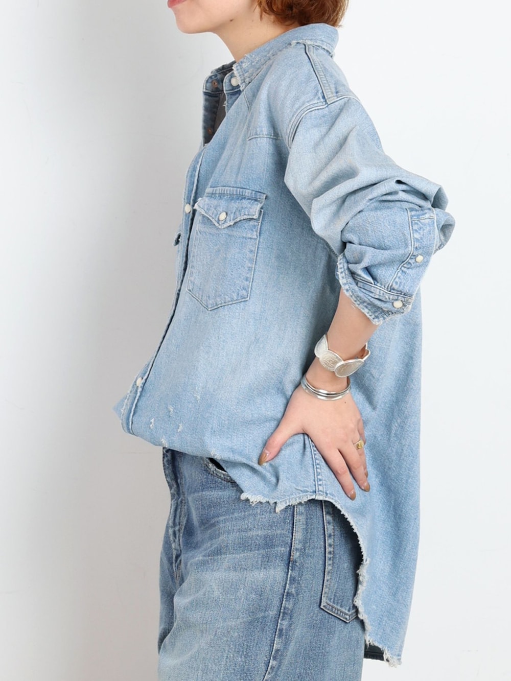 ブルー系のデニムパンツ、ブルー系のシャツ/ブラウス、ブルー系のトートバッグを着用したレディースの夏コーディネートの5枚目の写真