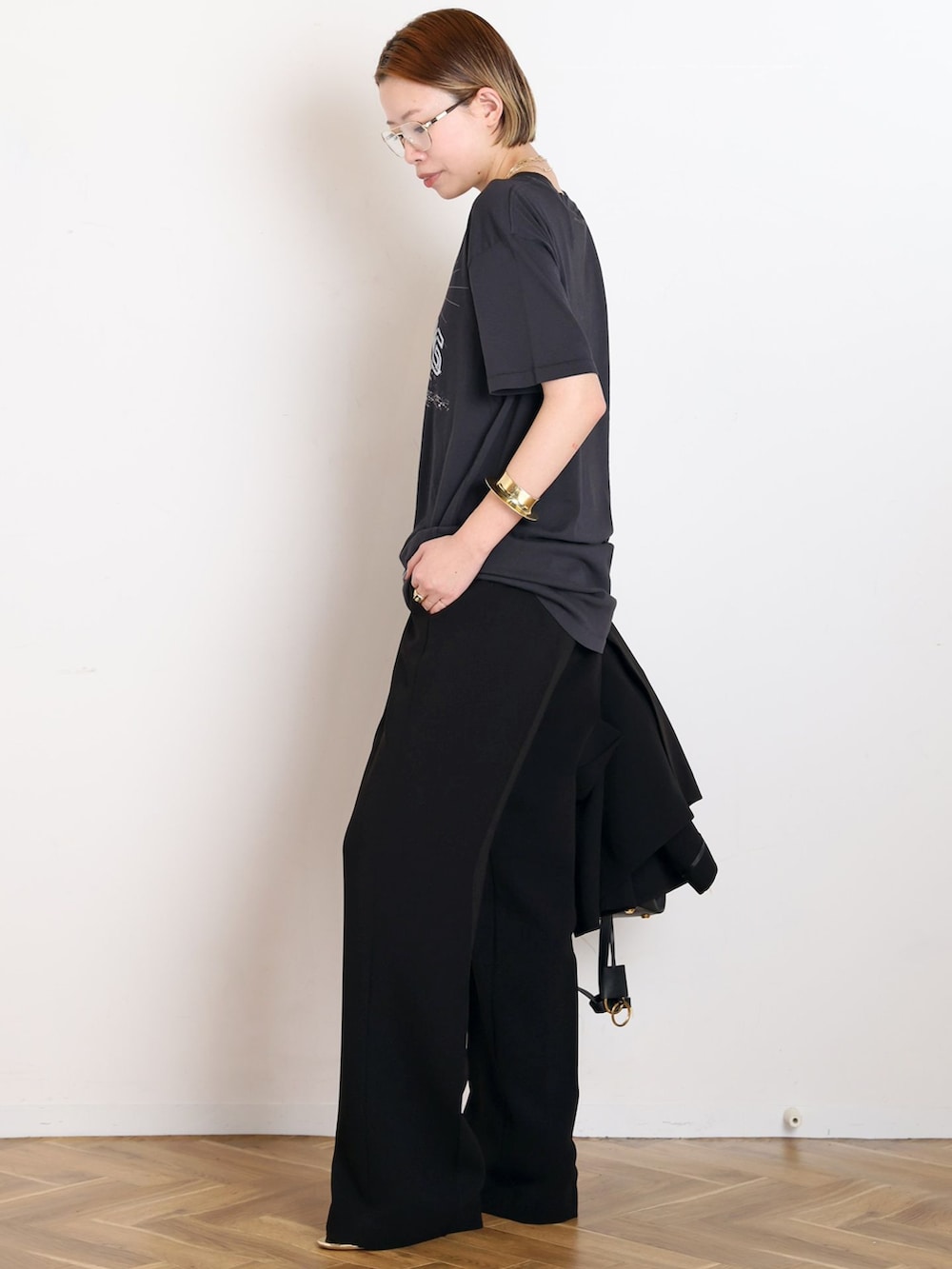 ブラック系のテーラードジャケット、ブラック系のスラックス、ブラック系のTシャツ/カットソーを着用したレディースの春コーディネートの5枚目の写真