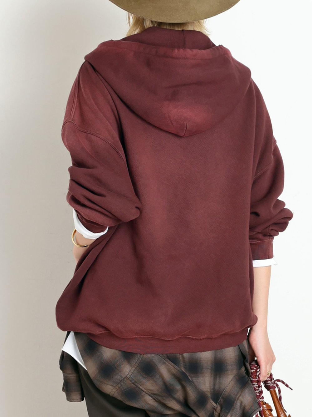 ブラウン系のスラックス、ブラウン系のシャツ/ブラウス、ホワイト系のTシャツ/カットソーを着用したレディースの秋コーディネートの6枚目の写真