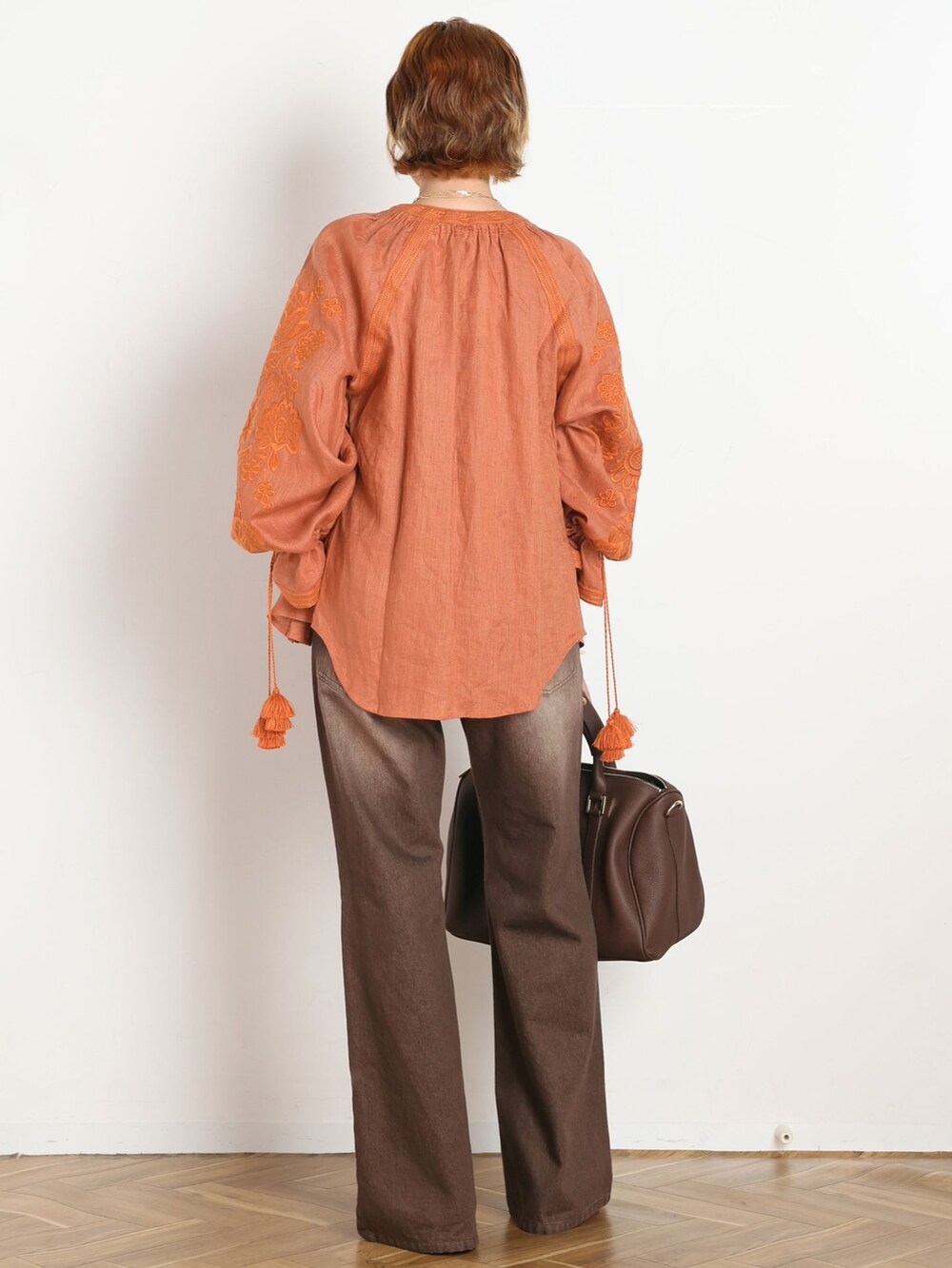 その他のシャツ/ブラウス、ブラウン系のTシャツ/カットソー、ブラウン系のサンダルを着用したレディースの夏コーディネートの3枚目の写真