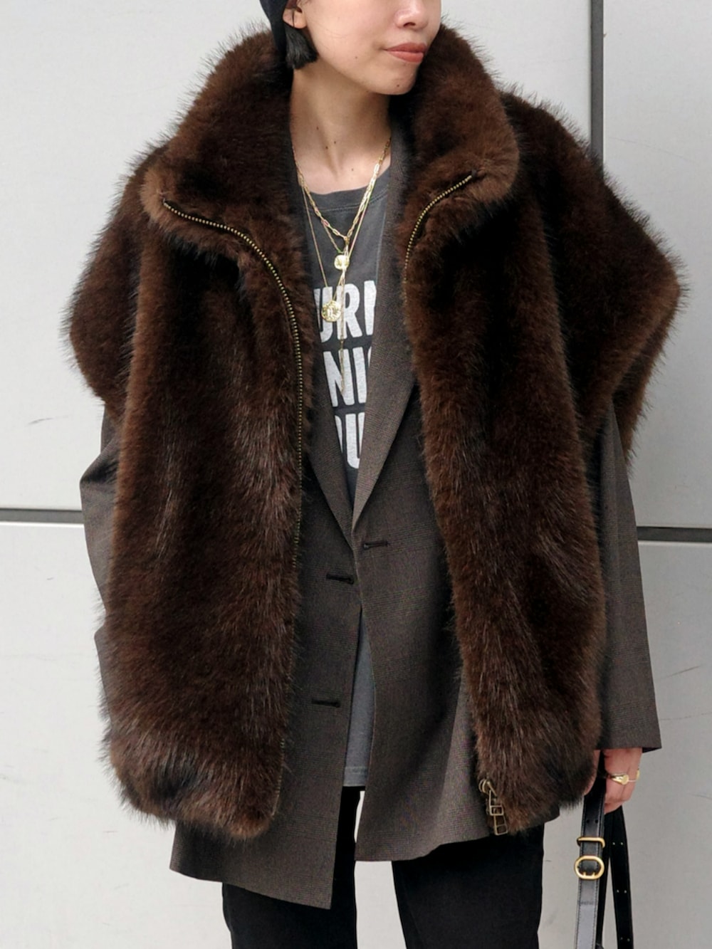 ブラウン系のその他アウター、ブラウン系のテーラードジャケット、ブラック系のローファーを着用したレディースの秋コーディネートの3枚目の写真