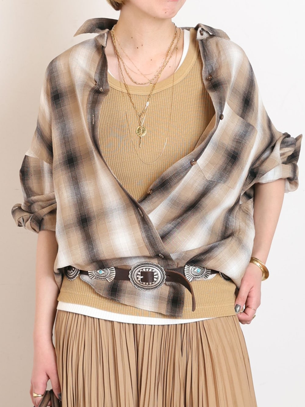 イエロー系のシャツ/ブラウス、ベージュ系のスカート、ホワイト系のTシャツ/カットソーを着用したレディースの春コーディネートの8枚目の写真