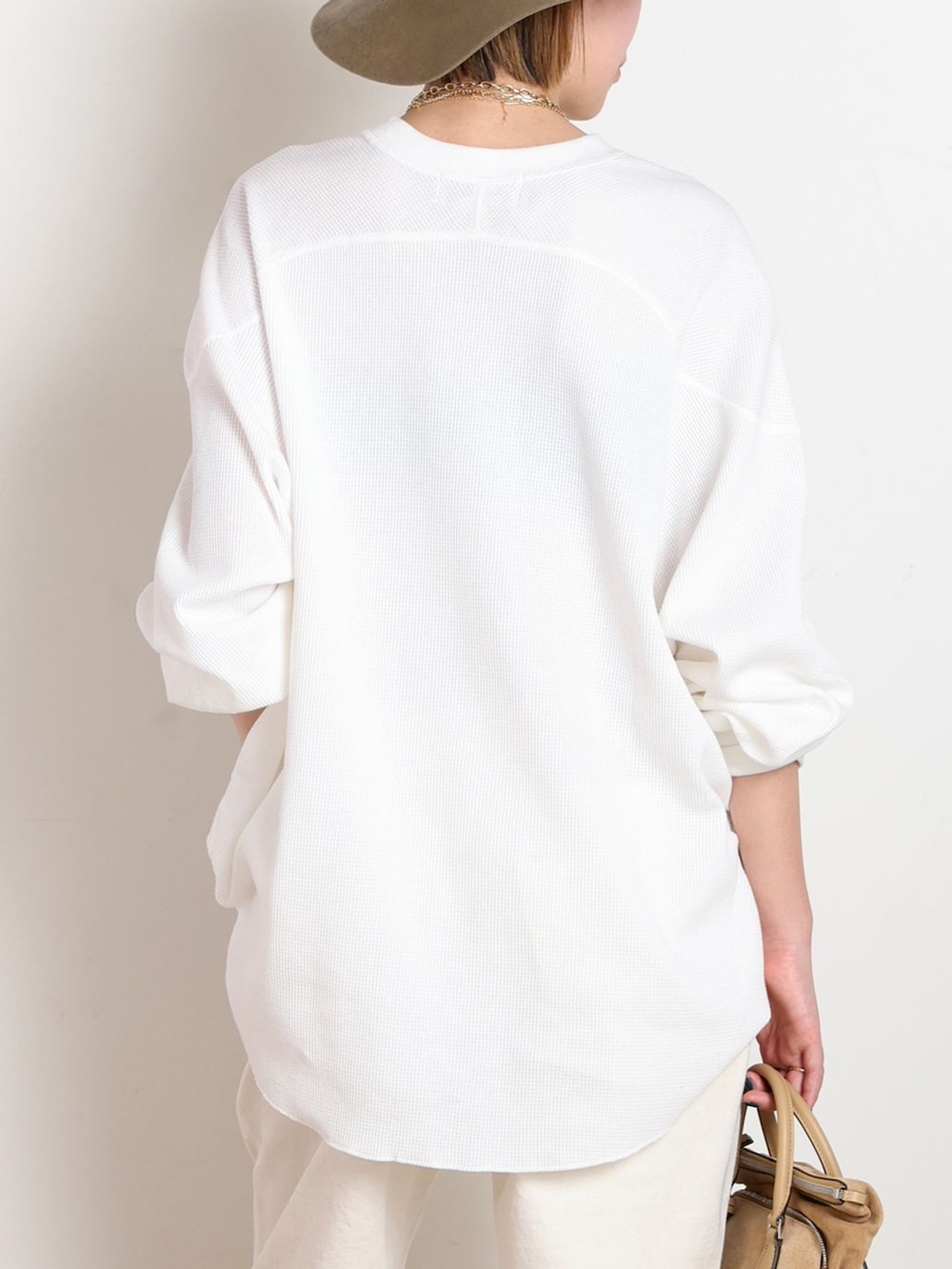 ホワイト系のデニムパンツ、ホワイト系のTシャツ/カットソー、ゴールド系のブレスレットを着用したレディースの冬コーディネートの6枚目の写真
