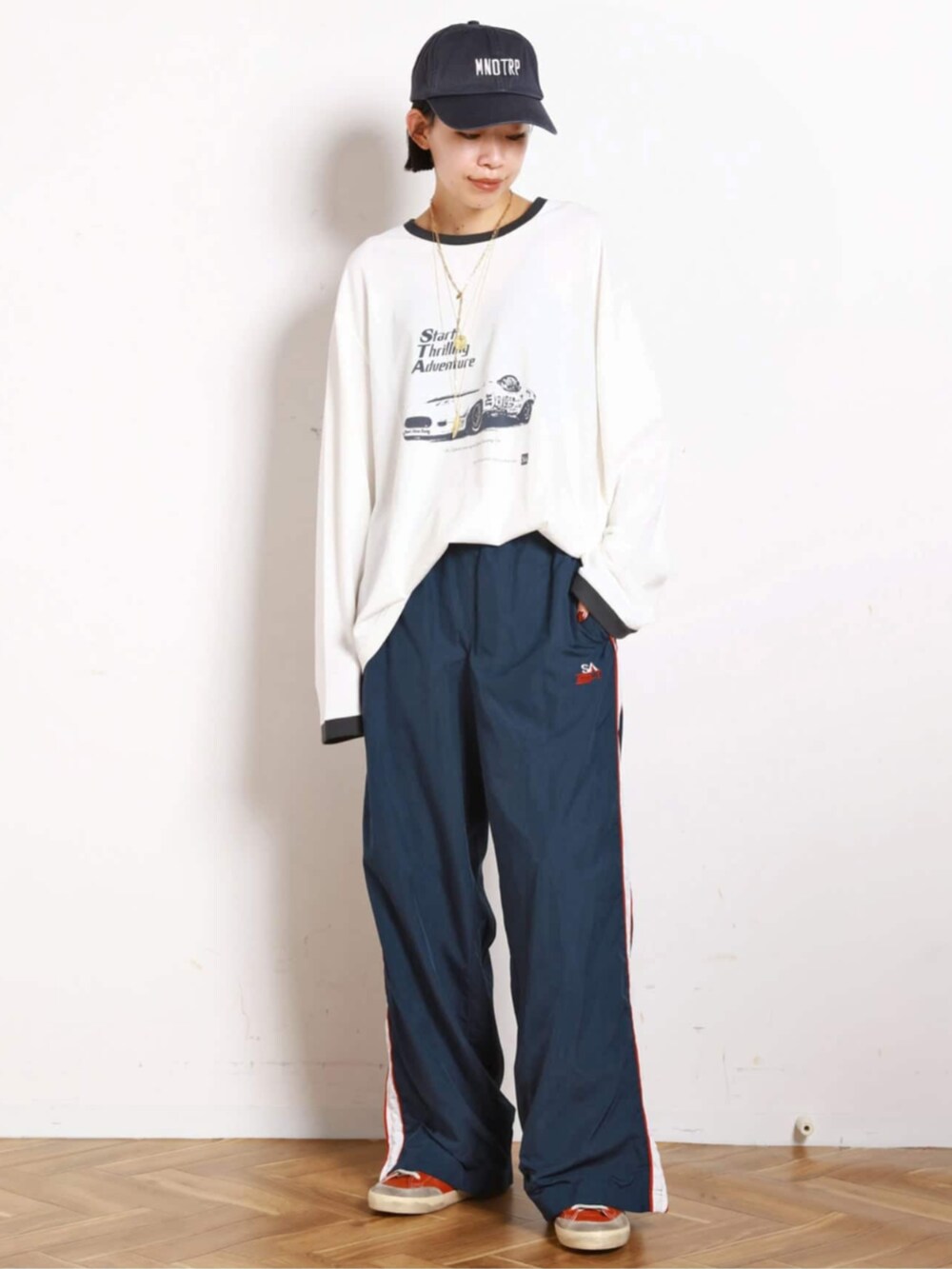 ホワイト系のTシャツ/カットソーを着用したレディースの秋コーディネートの4枚目の写真