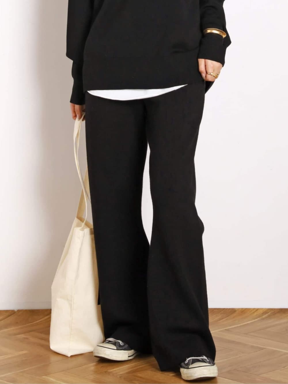 ホワイト系のTシャツ/カットソー、ブラック系のその他パンツ、ブラック系のダウンジャケット/コートを着用したレディースの秋コーディネートの4枚目の写真