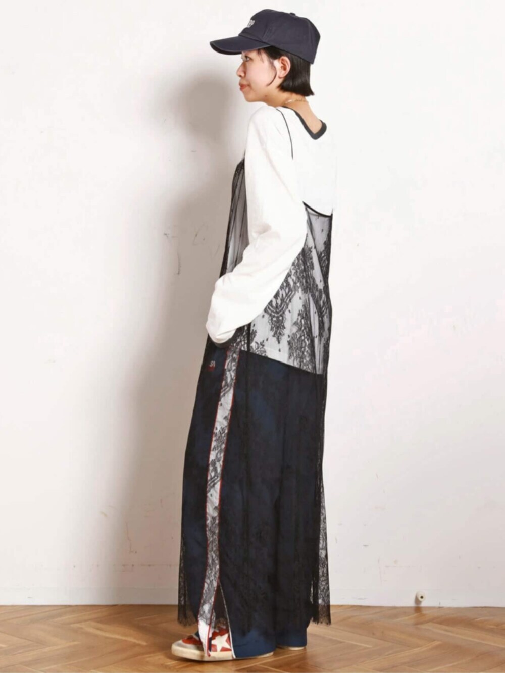 ホワイト系のTシャツ/カットソーを着用したレディースの秋コーディネートの2枚目の写真