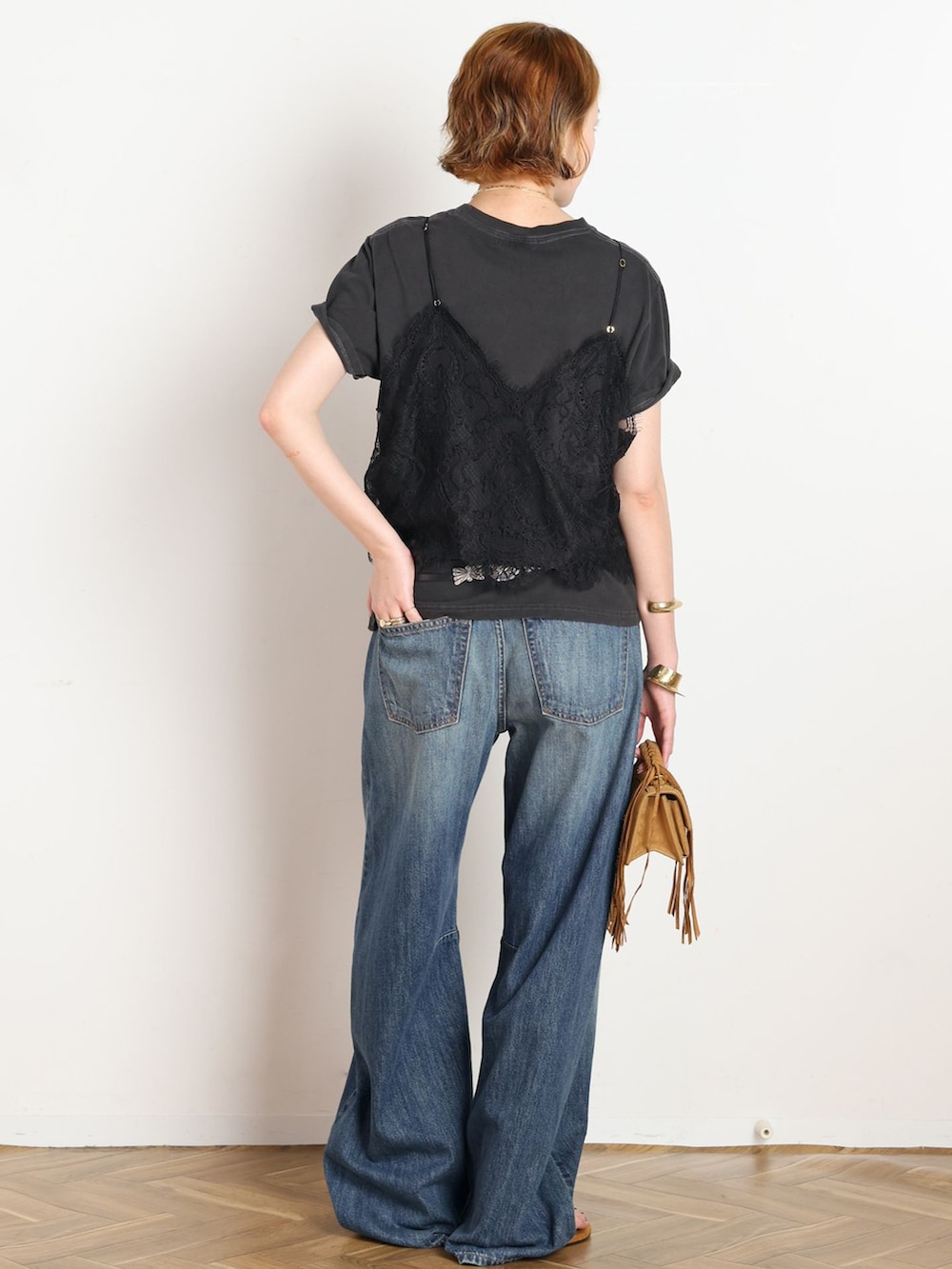 ブラック系のキャミソール、ブラック系のTシャツ/カットソー、イエロー系のサンダルを着用したレディースの春コーディネートの3枚目の写真