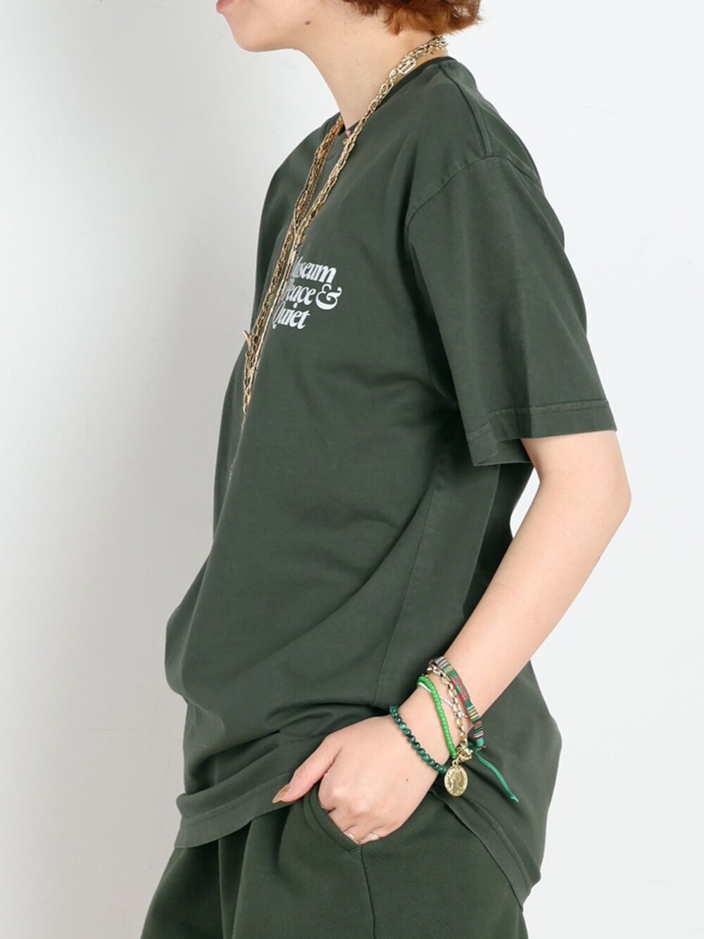 グリーン系のスウェットパンツ、グリーン系のTシャツ/カットソー、ホワイト系のトートバッグを着用したレディースの夏コーディネートの8枚目の写真