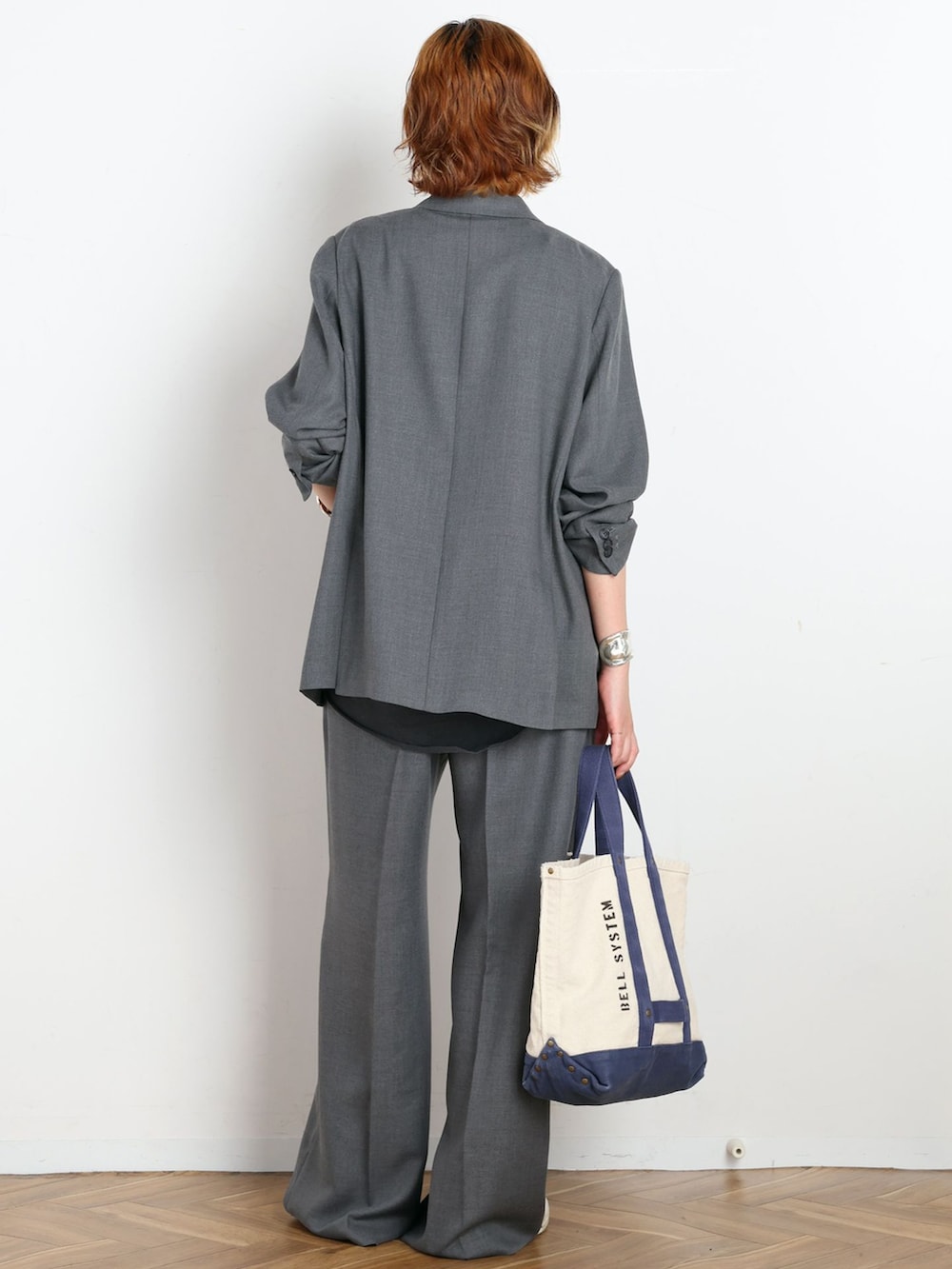 グレー系のテーラードジャケット、グレー系のスラックス、ブラック系のTシャツ/カットソーを着用したレディースの夏コーディネートの9枚目の写真