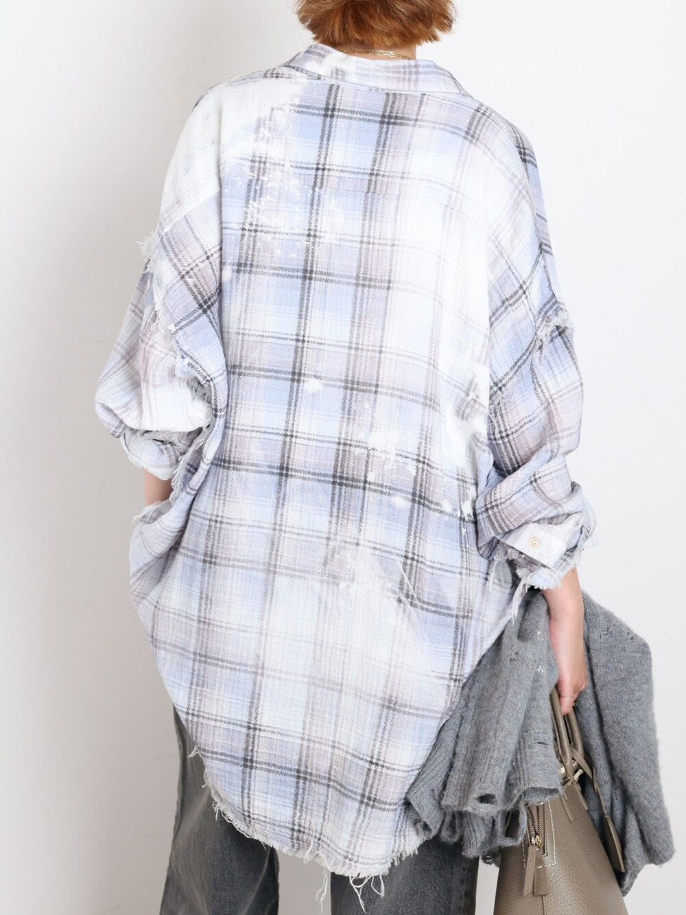 ブラック系のデニムパンツ、ブルー系のシャツ/ブラウス、グレー系のカーディガン/ボレロを着用したレディースの夏コーディネートの6枚目の写真