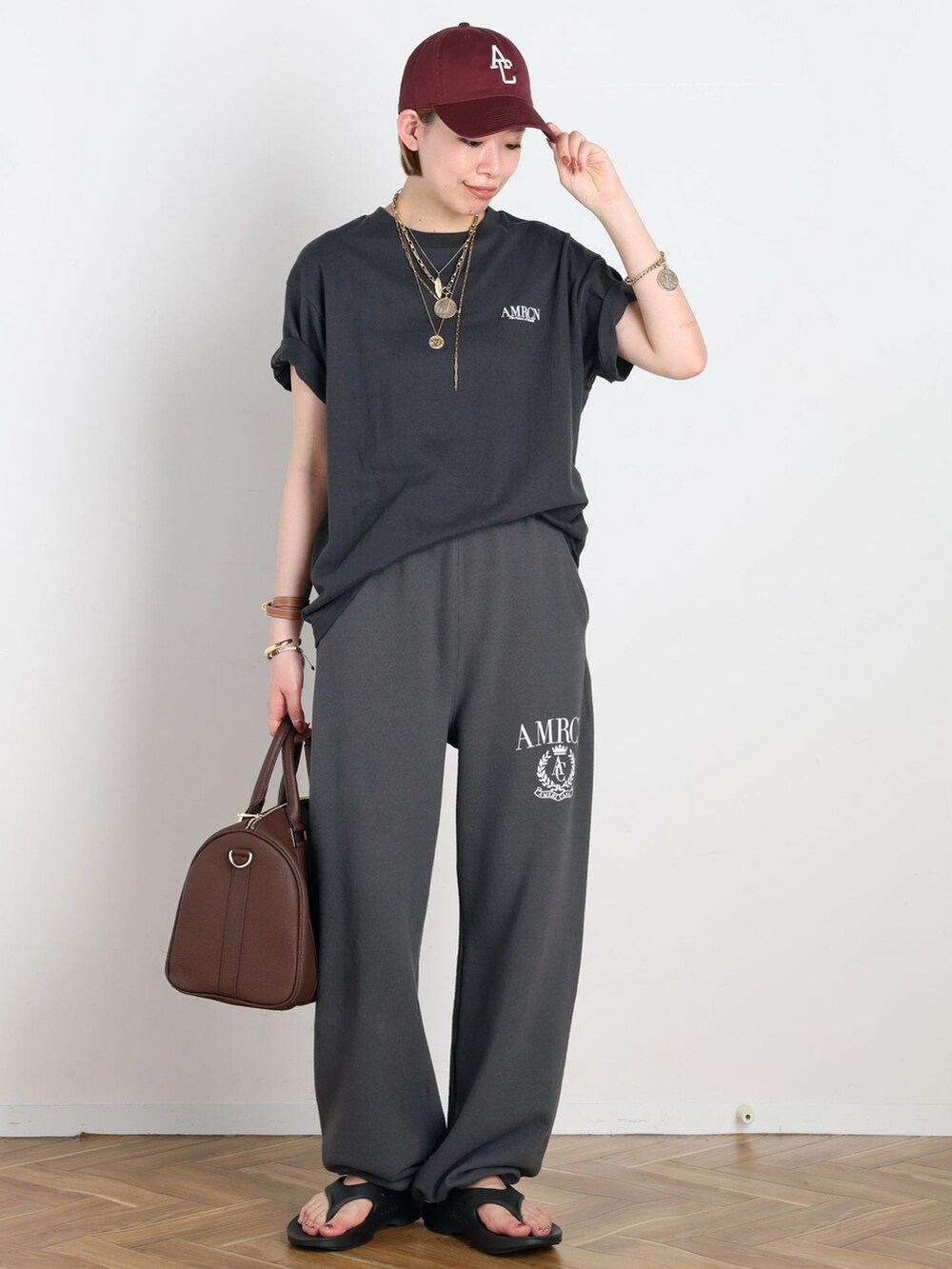 ブラック系のスウェットパンツ、ブラック系のTシャツ/カットソー、ゴールド系のネックレスを着用したレディースの春コーディネートの3枚目の写真