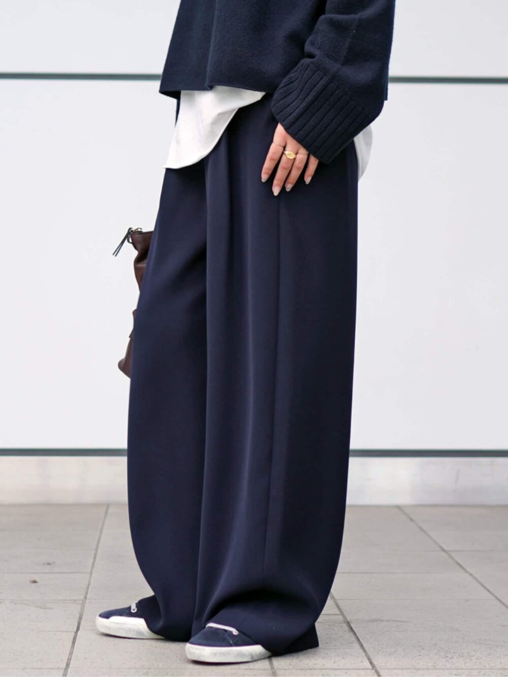 ブルー系のスラックス、ホワイト系のTシャツ/カットソーを着用したレディースの秋コーディネートの5枚目の写真