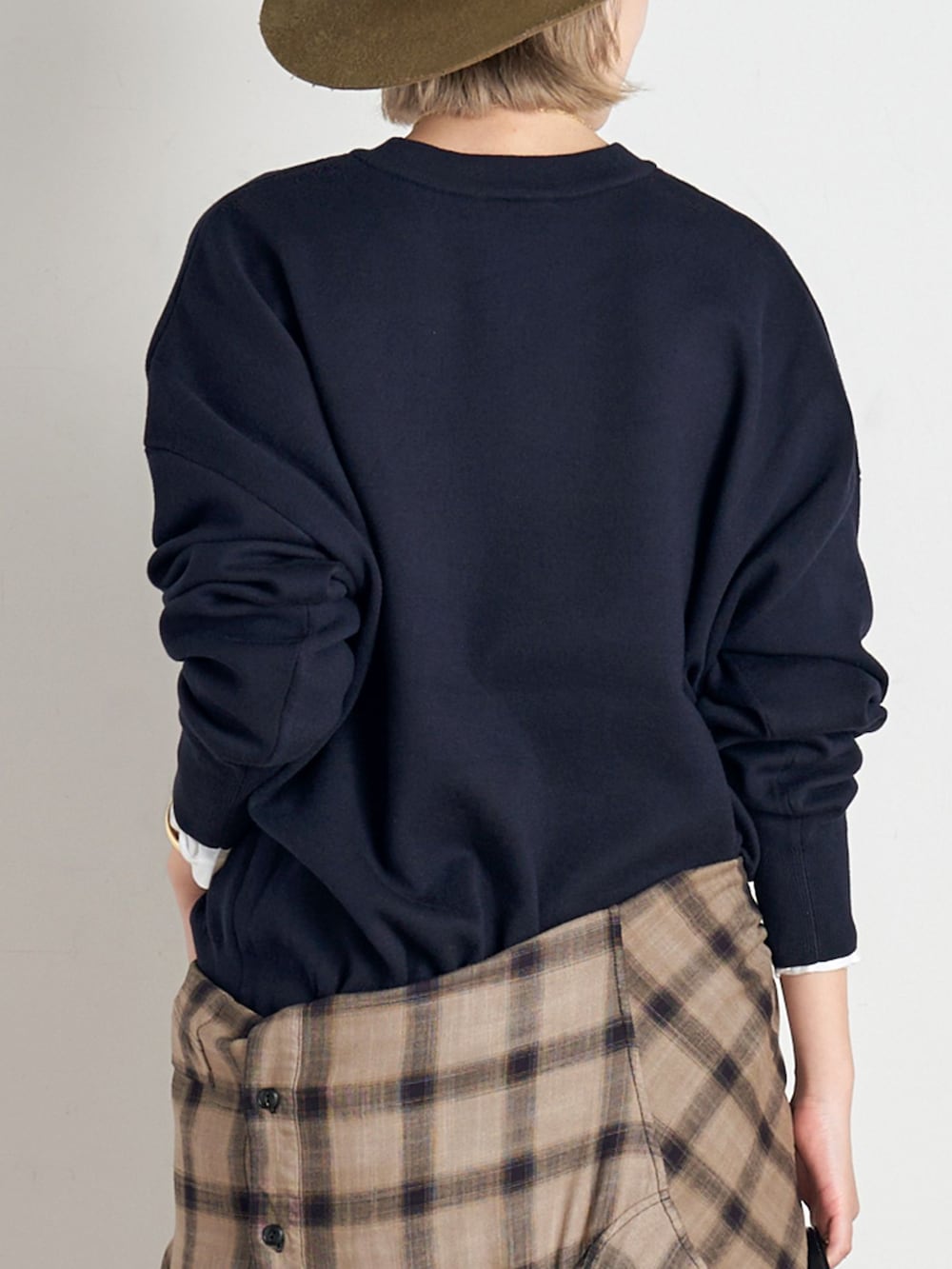 ブルー系のデニムパンツ、グリーン系のシャツ/ブラウス、ホワイト系のTシャツ/カットソーを着用したレディースの秋コーディネートの6枚目の写真