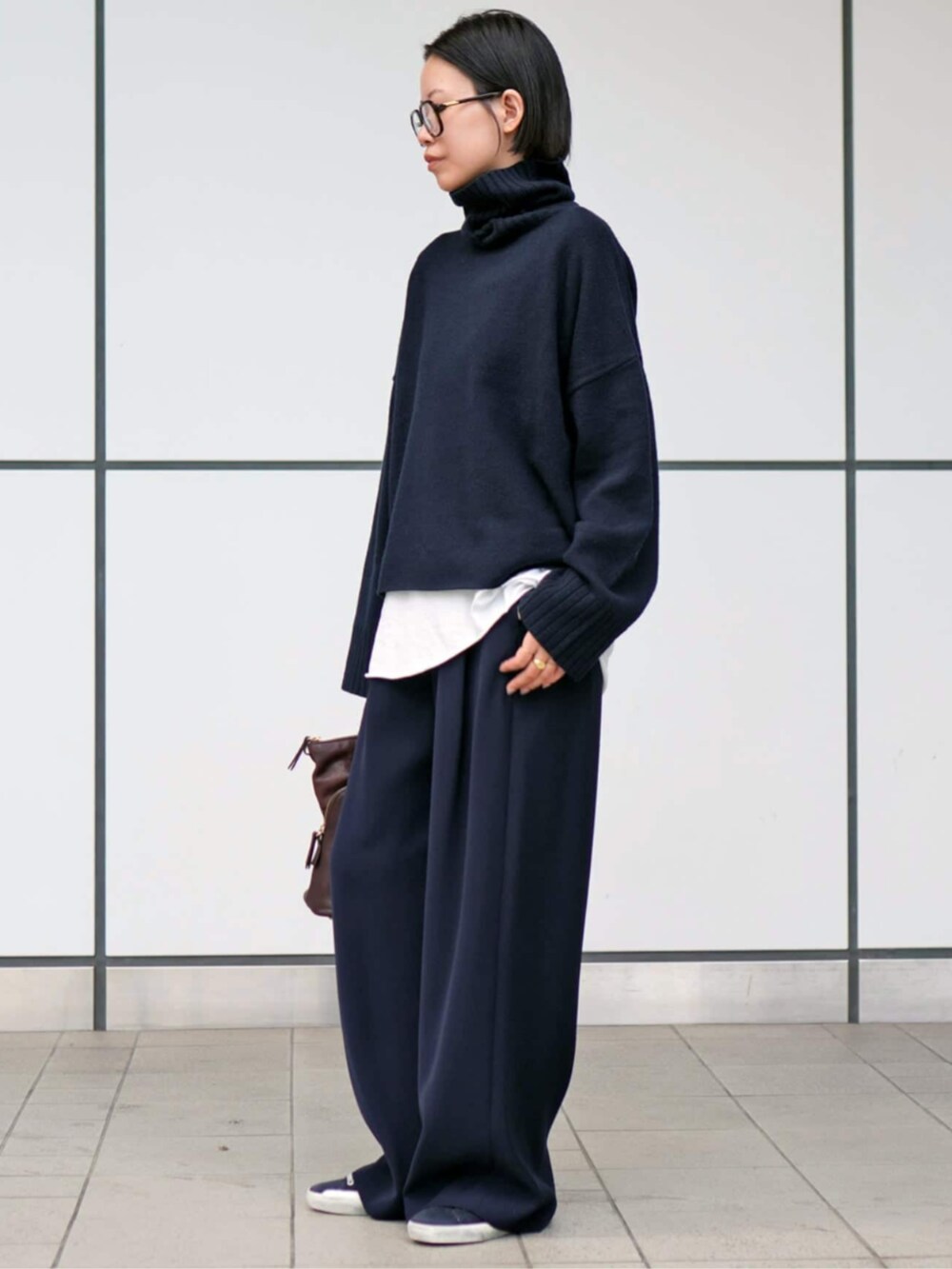 ブルー系のスラックス、ホワイト系のTシャツ/カットソーを着用したレディースの秋コーディネートの2枚目の写真