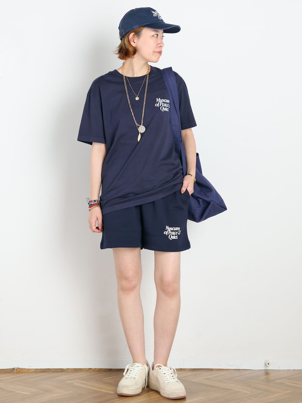ブルー系のスウェットパンツ、ブルー系のTシャツ/カットソー、ブルー系のトートバッグを着用したレディースの夏コーディネートの2枚目の写真