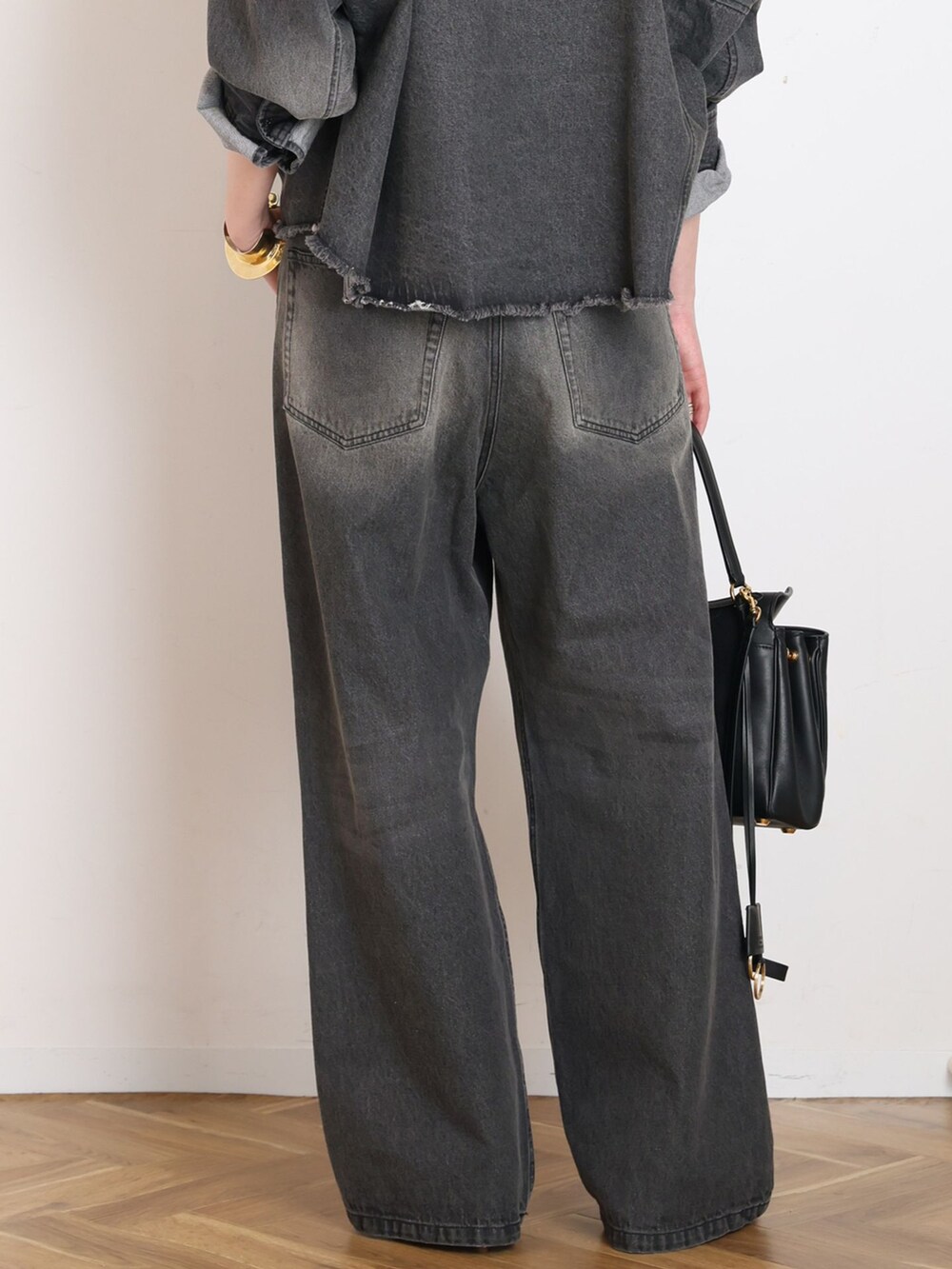 グレー系のデニムパンツ、グレー系のシャツ/ブラウス、ブラック系のTシャツ/カットソーを着用したレディースの冬コーディネートの9枚目の写真