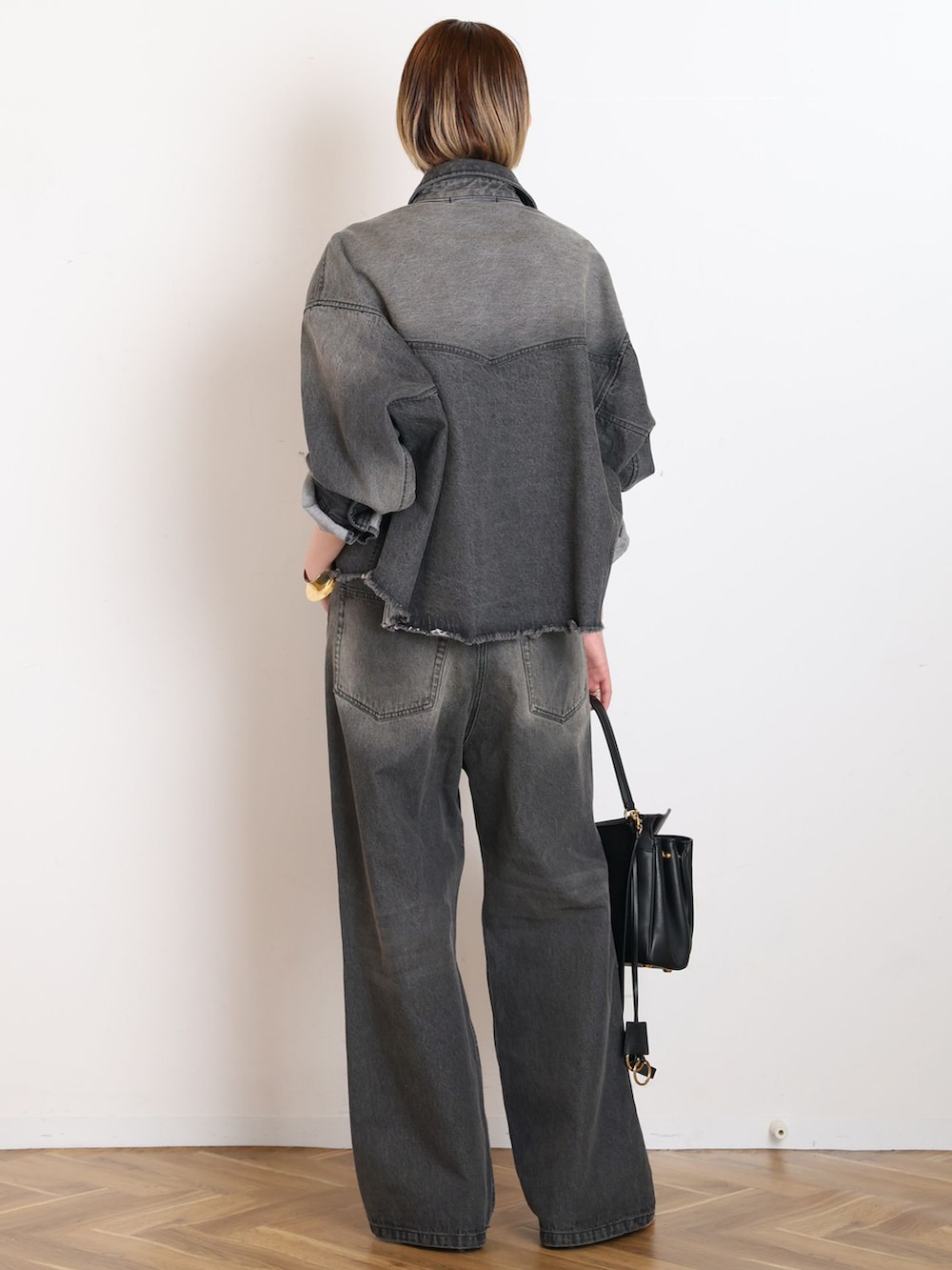 グレー系のデニムパンツ、グレー系のシャツ/ブラウス、ブラック系のTシャツ/カットソーを着用したレディースの冬コーディネートの3枚目の写真
