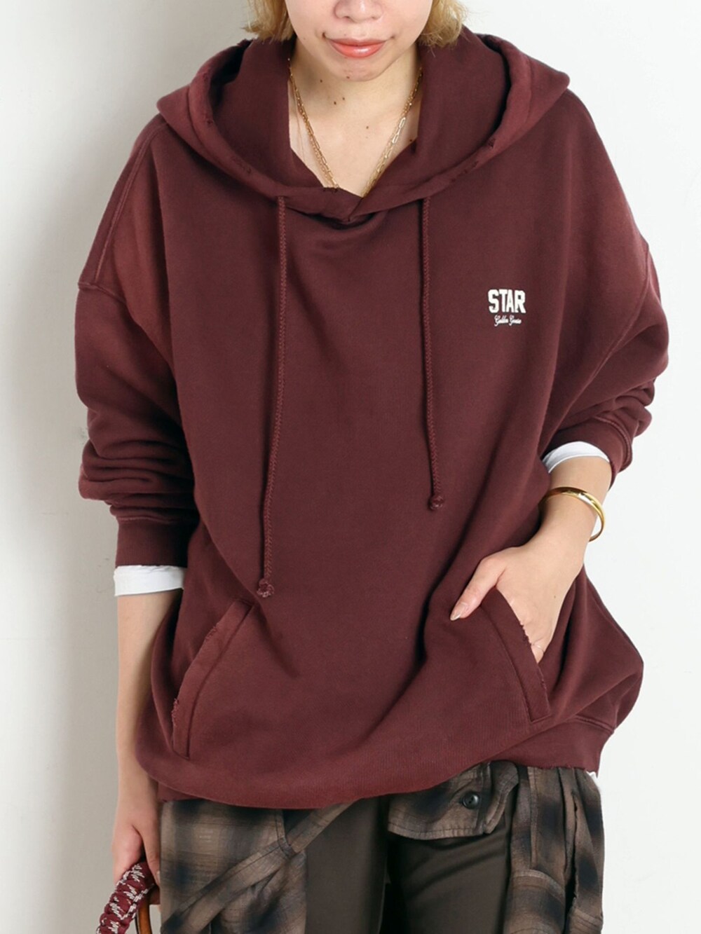 ブラウン系のスラックス、ブラウン系のシャツ/ブラウス、ホワイト系のTシャツ/カットソーを着用したレディースの秋コーディネートの4枚目の写真