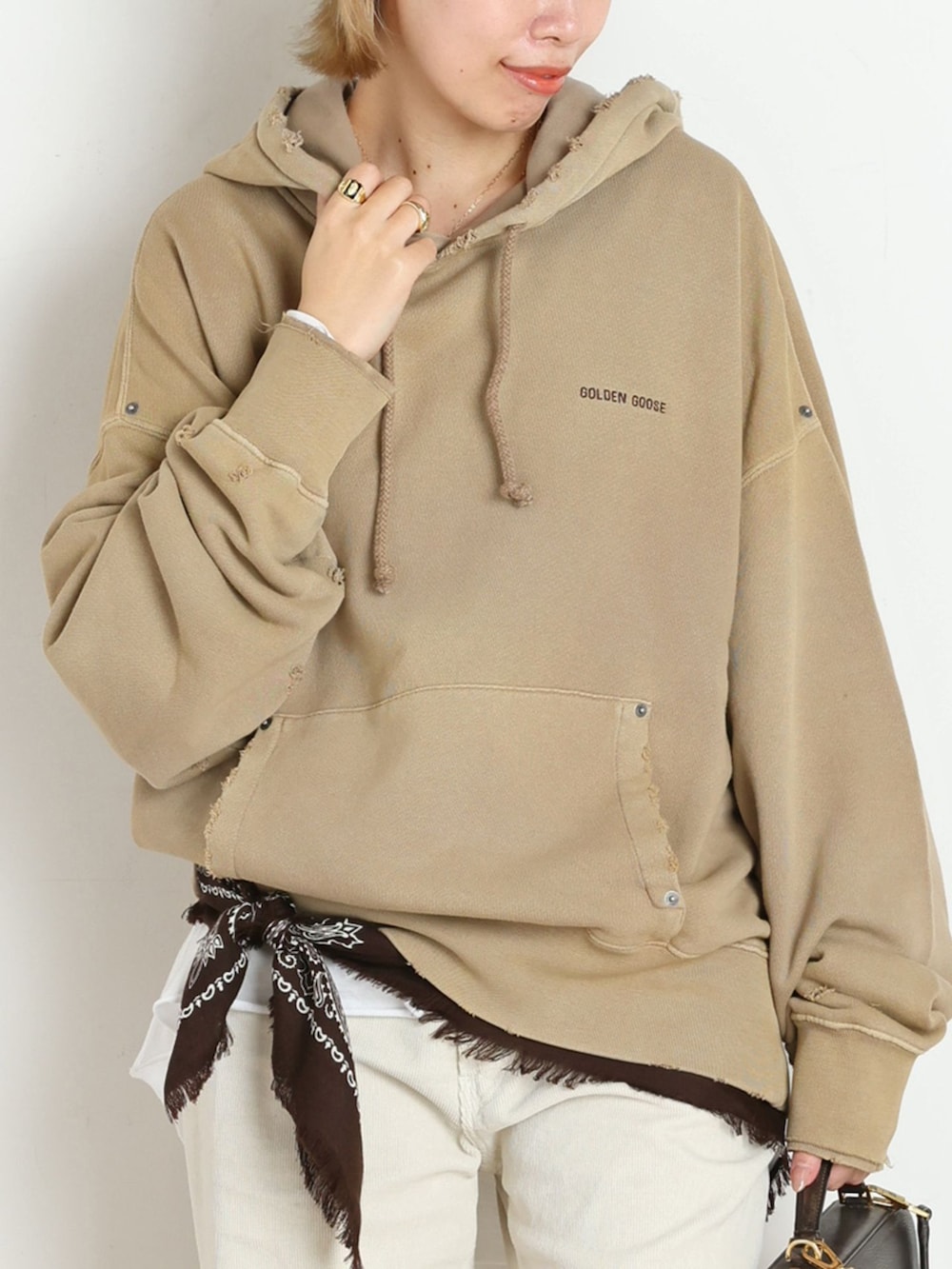 ホワイト系のその他パンツ、ホワイト系のTシャツ/カットソー、ブラウン系のバンダナ/スカーフを着用したレディースの秋コーディネートの4枚目の写真