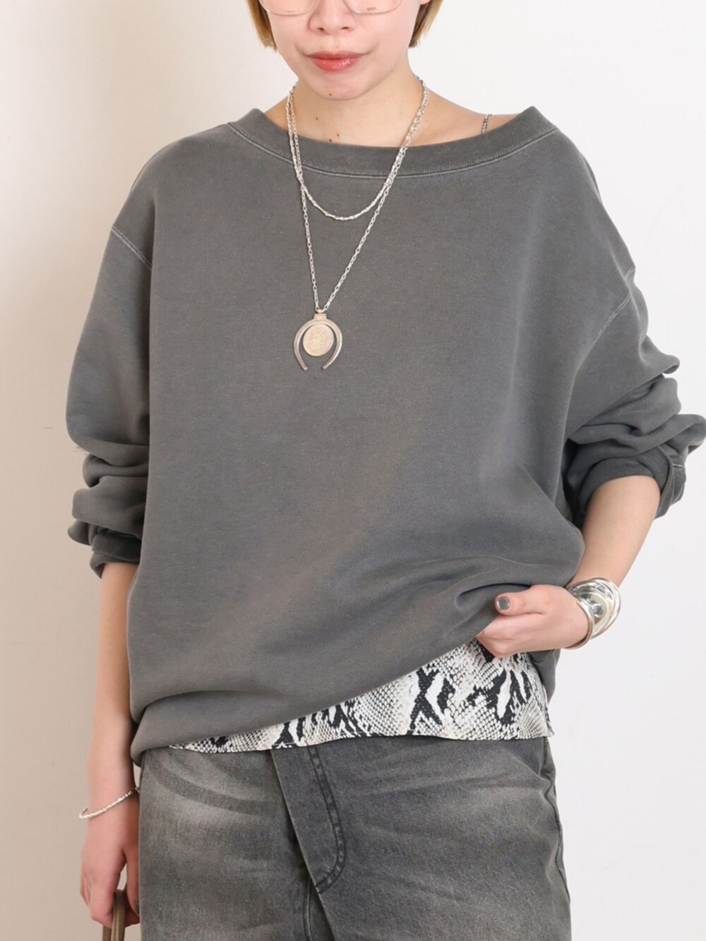 グレー系のデニムパンツ、その他のキャミソール、ブラック系のTシャツ/カットソーを着用したレディースの冬コーディネートの4枚目の写真