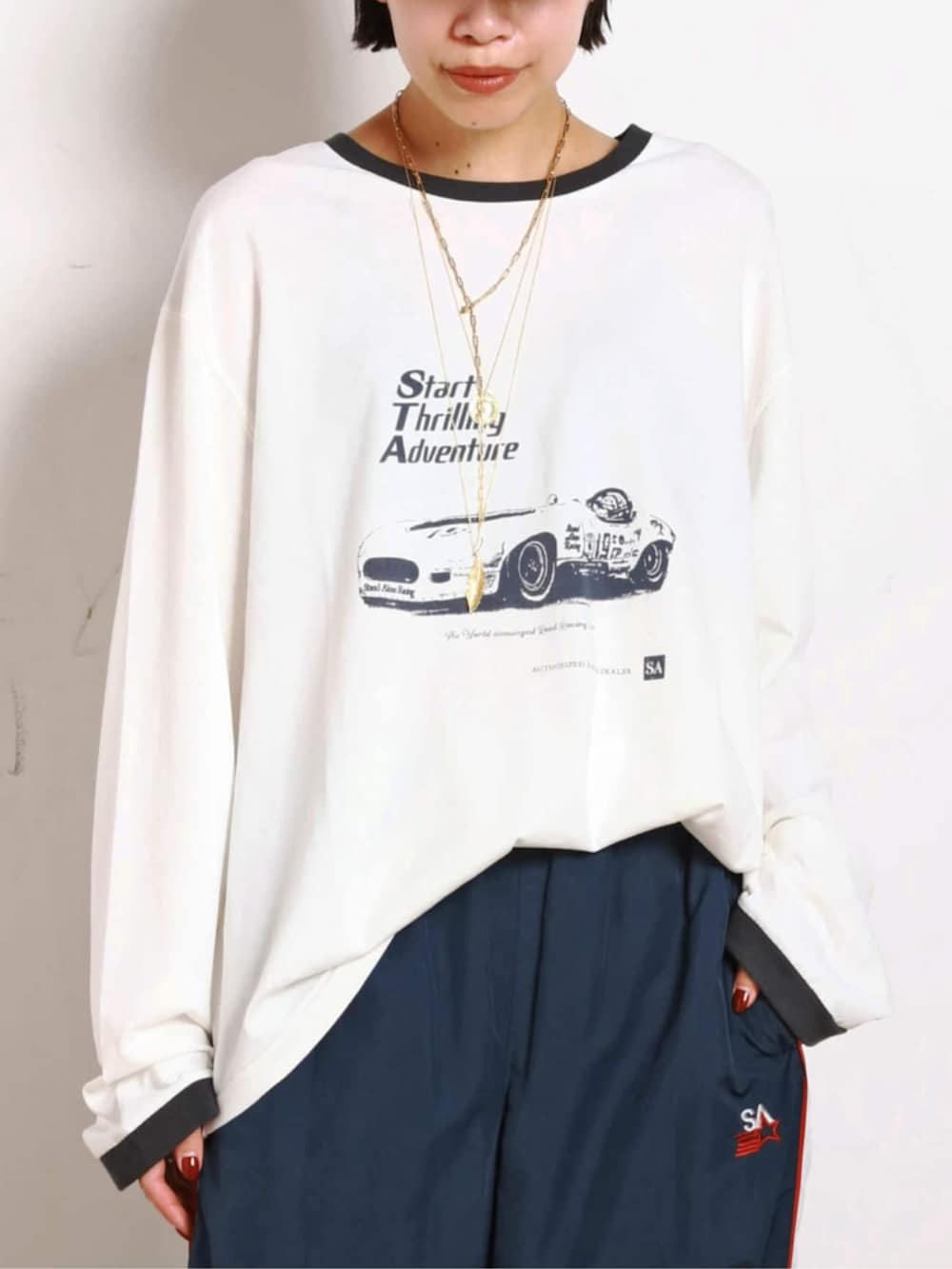 ホワイト系のTシャツ/カットソーを着用したレディースの秋コーディネートの6枚目の写真