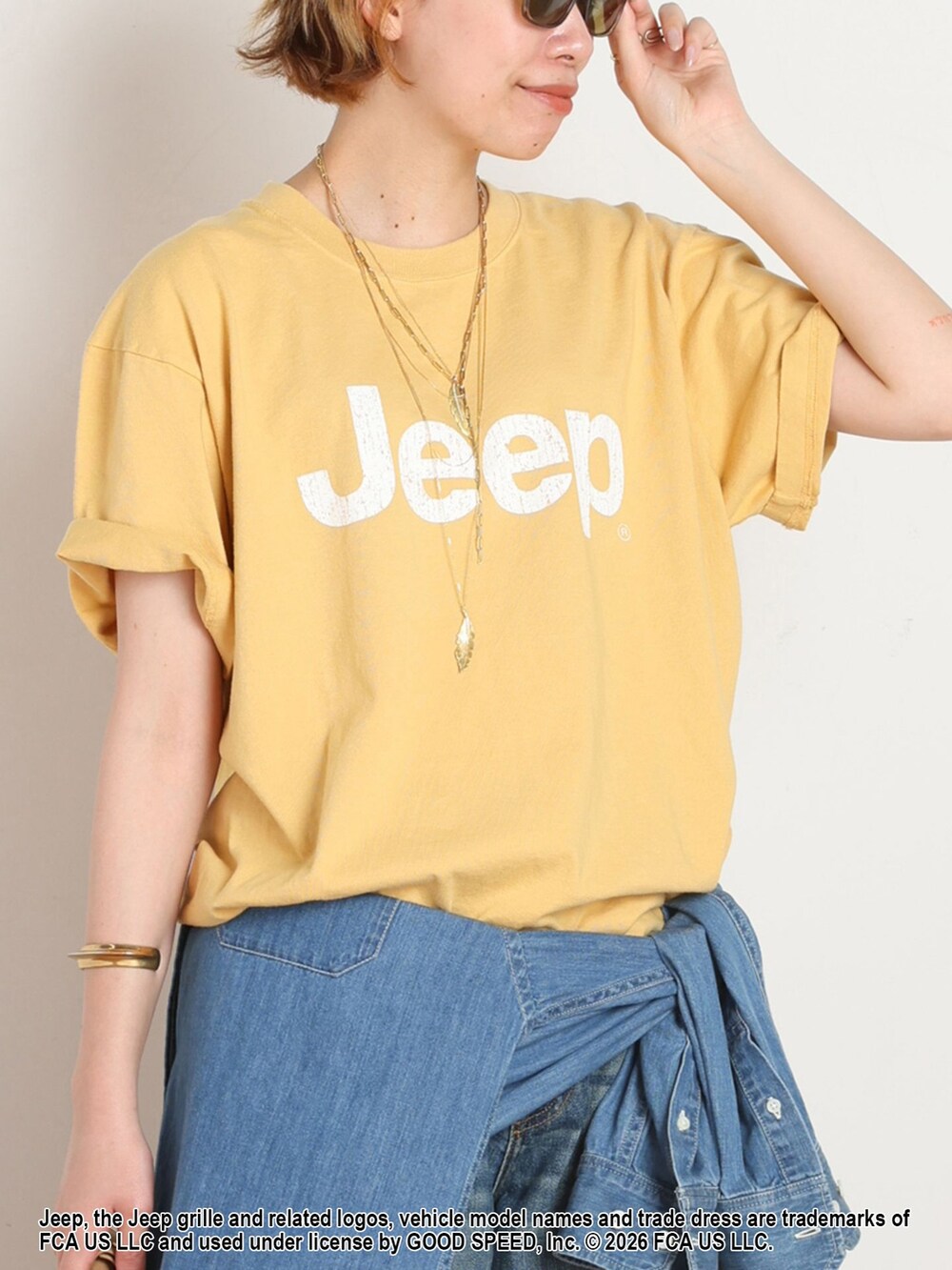 ブルー系のシャツ/ブラウス、イエロー系のTシャツ/カットソー、イエロー系のサンダルを着用したレディースの夏コーディネートの4枚目の写真