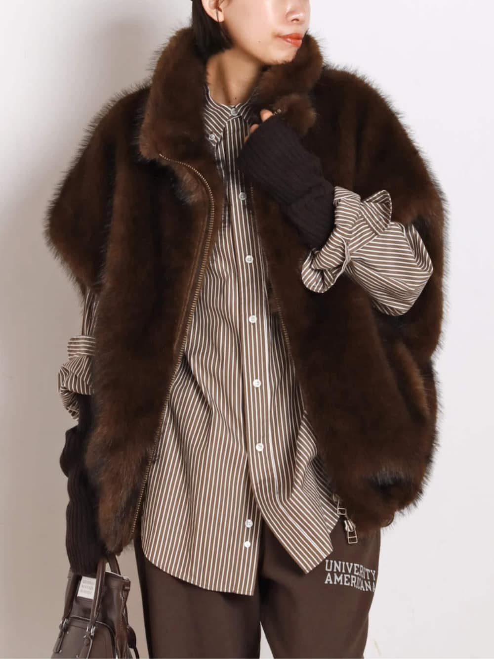 ブラウン系のその他アウターを着用したレディースの秋コーディネートの4枚目の写真