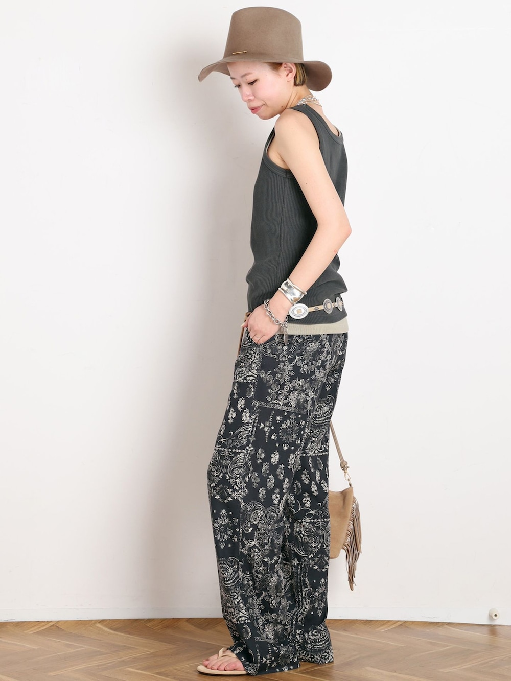 ブラック系のその他パンツ、ベージュ系のTシャツ/カットソー、グレー系のTシャツ/カットソーを着用したレディースの春コーディネートの2枚目の写真