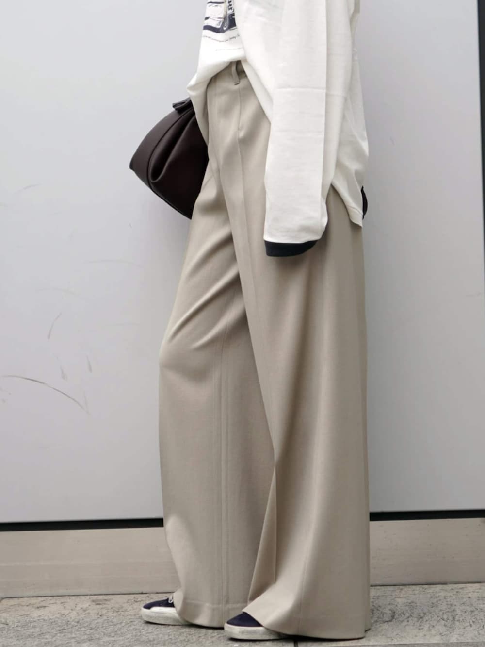 ホワイト系のスラックス、グレー系のニットキャップ/ビーニーを着用したレディースの秋コーディネートの5枚目の写真