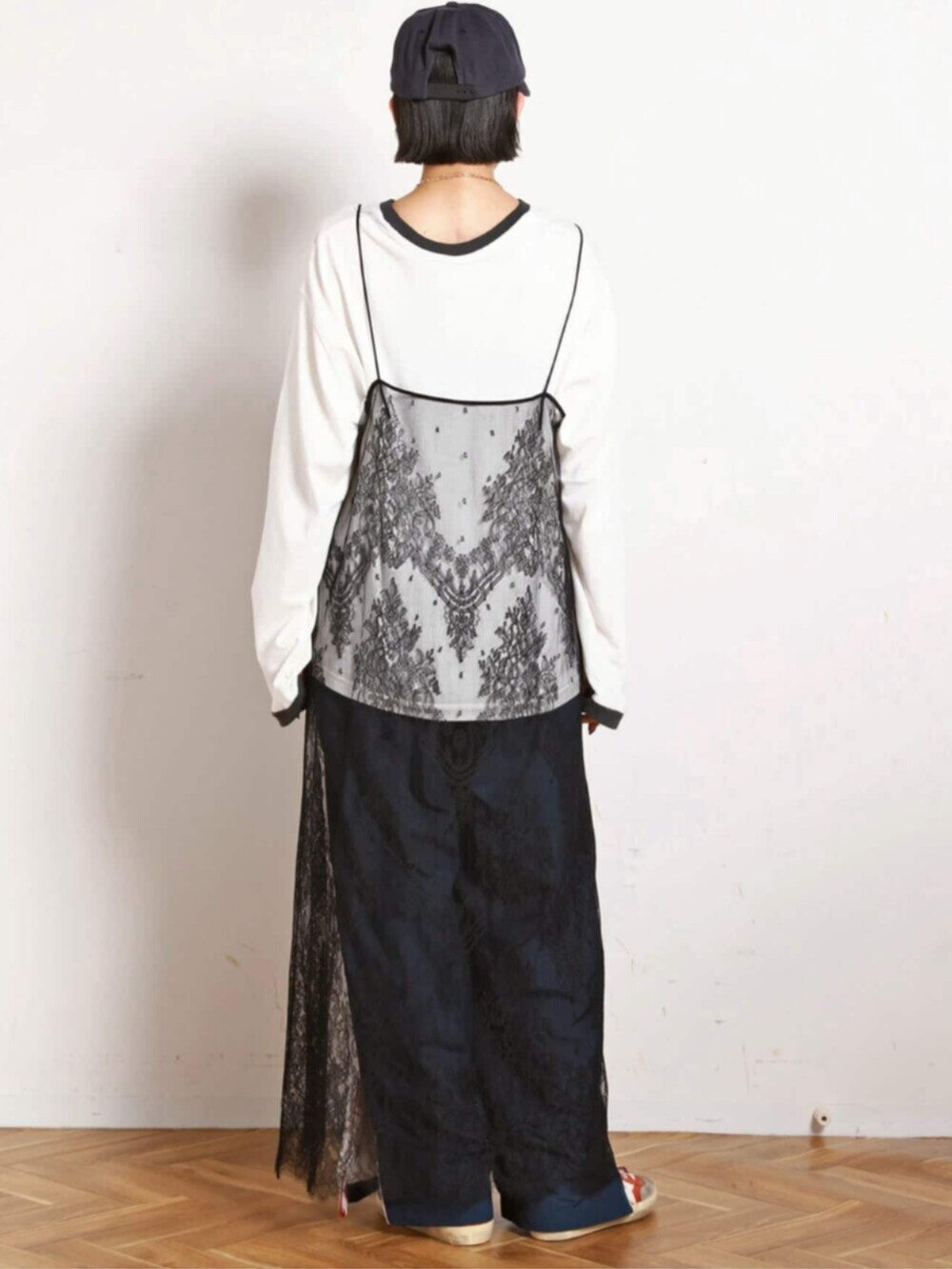 ホワイト系のTシャツ/カットソーを着用したレディースの秋コーディネートの3枚目の写真