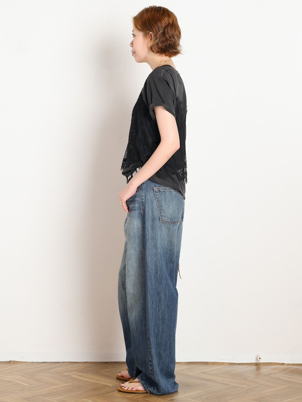 ブラック系のキャミソール、ブラック系のTシャツ/カットソー、イエロー系のサンダルを着用したレディースの春コーディネートの2枚目の写真