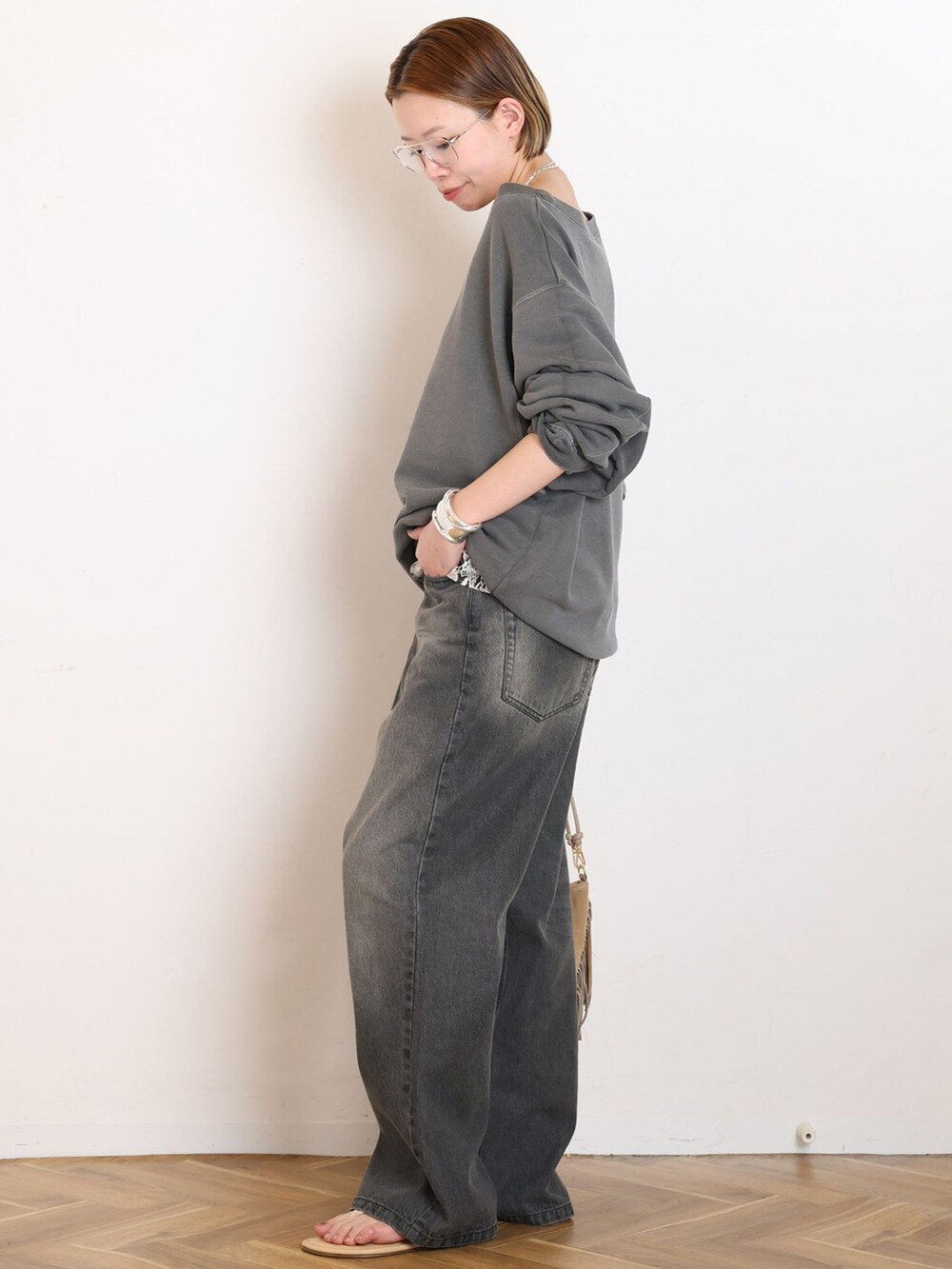 グレー系のデニムパンツ、その他のキャミソール、ブラック系のTシャツ/カットソーを着用したレディースの冬コーディネートの2枚目の写真