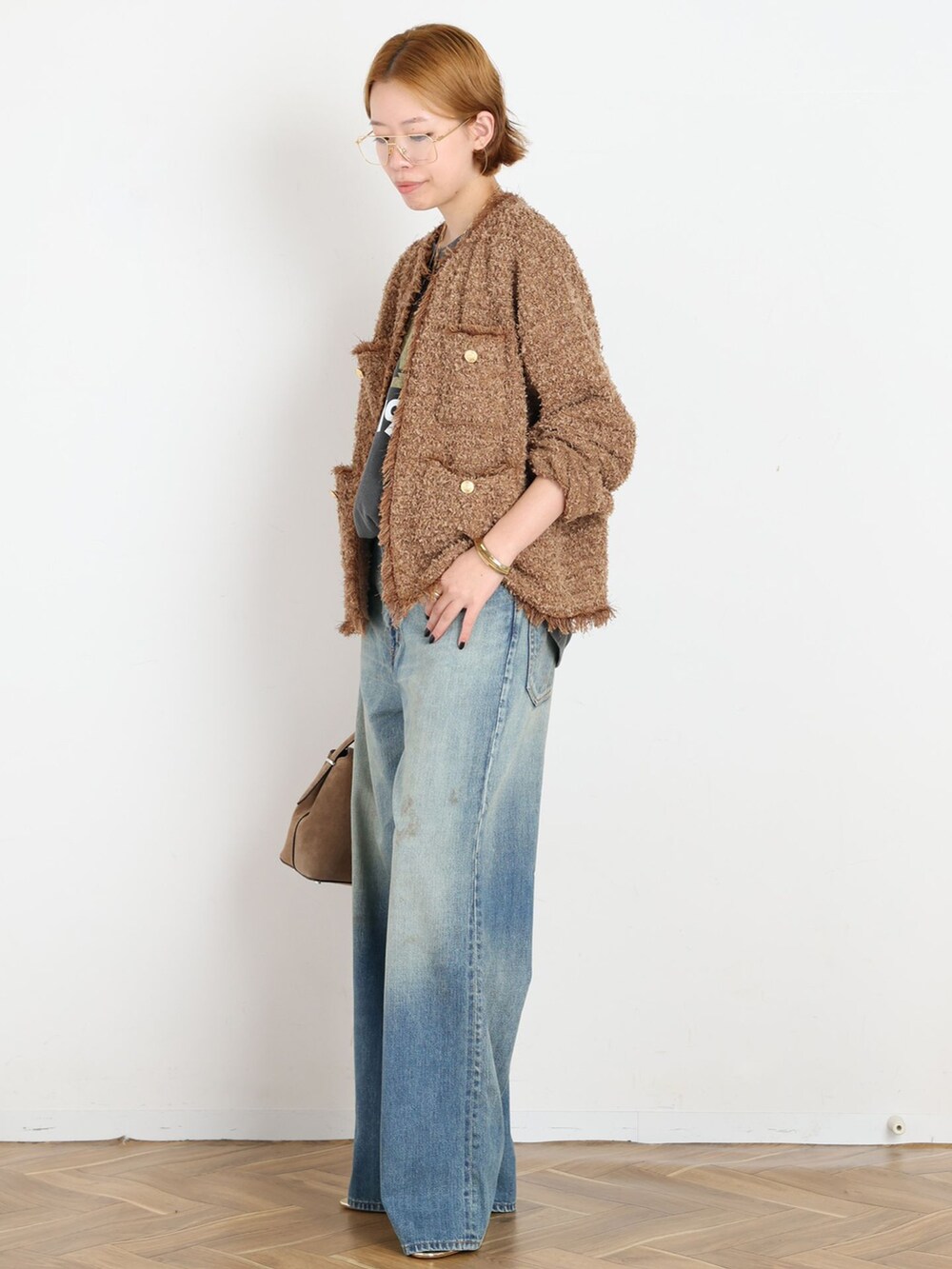 ブルー系のデニムパンツ、ブラック系のTシャツ/カットソー、ゴールド系のブレスレットを着用したレディースの夏コーディネートの2枚目の写真