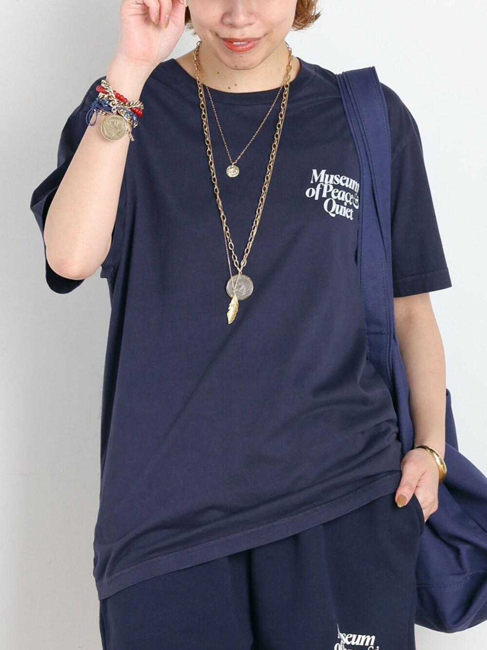 ブルー系のスウェットパンツ、ブルー系のTシャツ/カットソー、ブルー系のトートバッグを着用したレディースの夏コーディネートの4枚目の写真