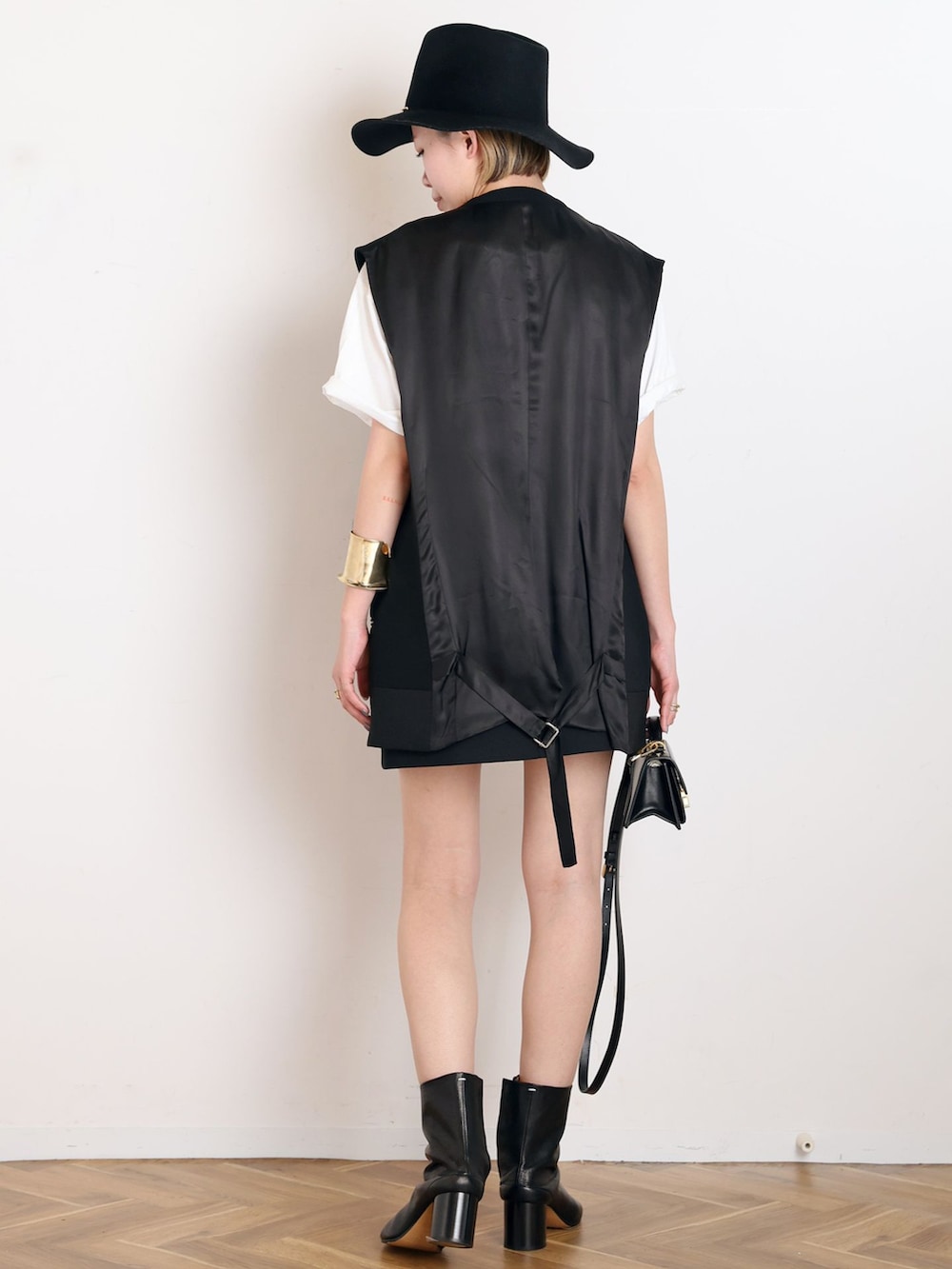 ブラック系のスーツベスト、ブラック系のその他パンツ、ホワイト系のTシャツ/カットソーを着用したレディースの冬コーディネートの3枚目の写真