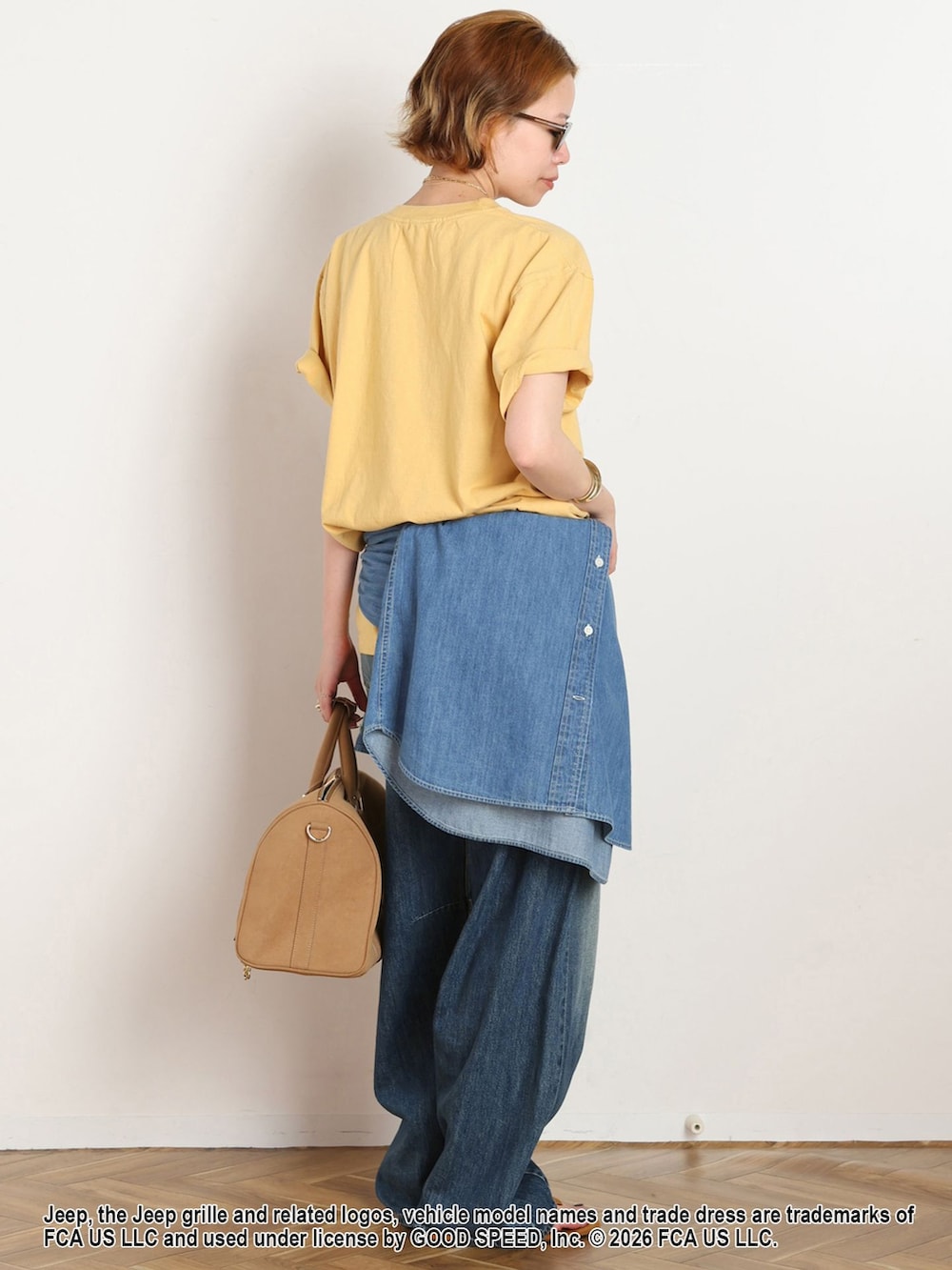ブルー系のシャツ/ブラウス、イエロー系のTシャツ/カットソー、イエロー系のサンダルを着用したレディースの夏コーディネートの3枚目の写真