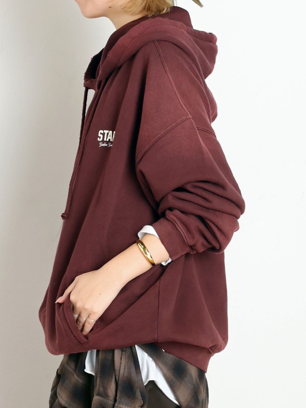 ブラウン系のスラックス、ブラウン系のシャツ/ブラウス、ホワイト系のTシャツ/カットソーを着用したレディースの秋コーディネートの5枚目の写真
