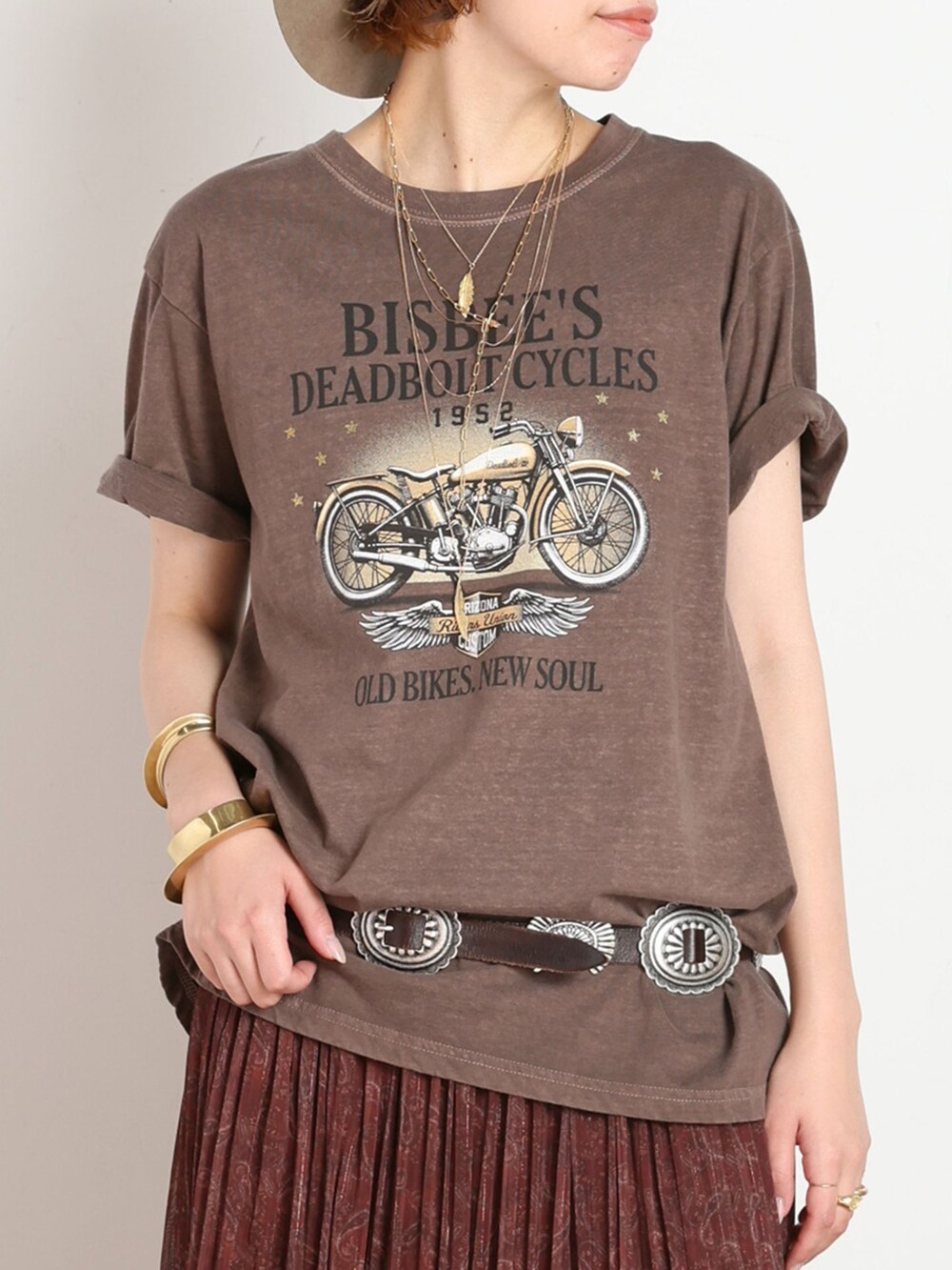 ホワイト系のスカート、ブラウン系のTシャツ/カットソー、ベージュ系のサンダルを着用したレディースの春コーディネートの4枚目の写真