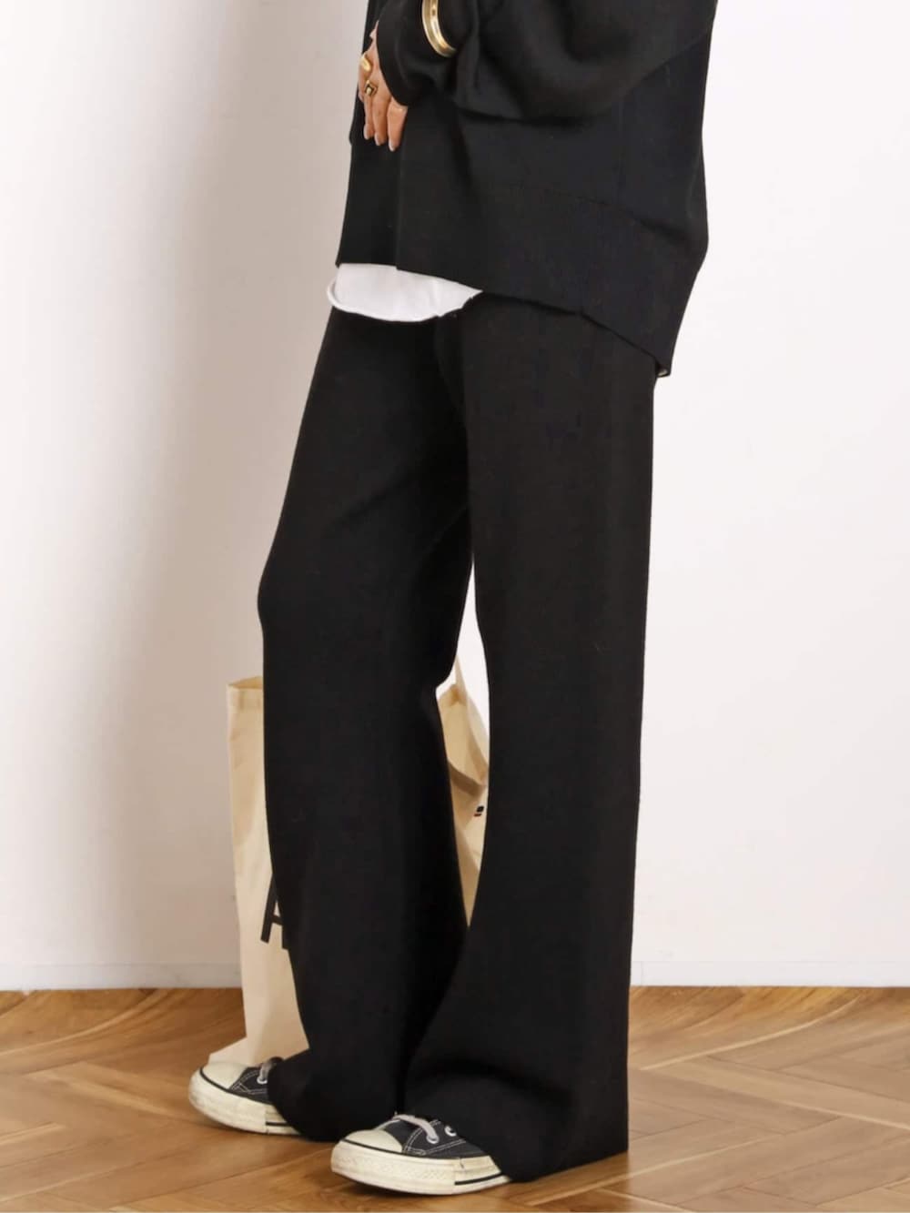 ホワイト系のTシャツ/カットソー、ブラック系のその他パンツ、ブラック系のダウンジャケット/コートを着用したレディースの秋コーディネートの5枚目の写真