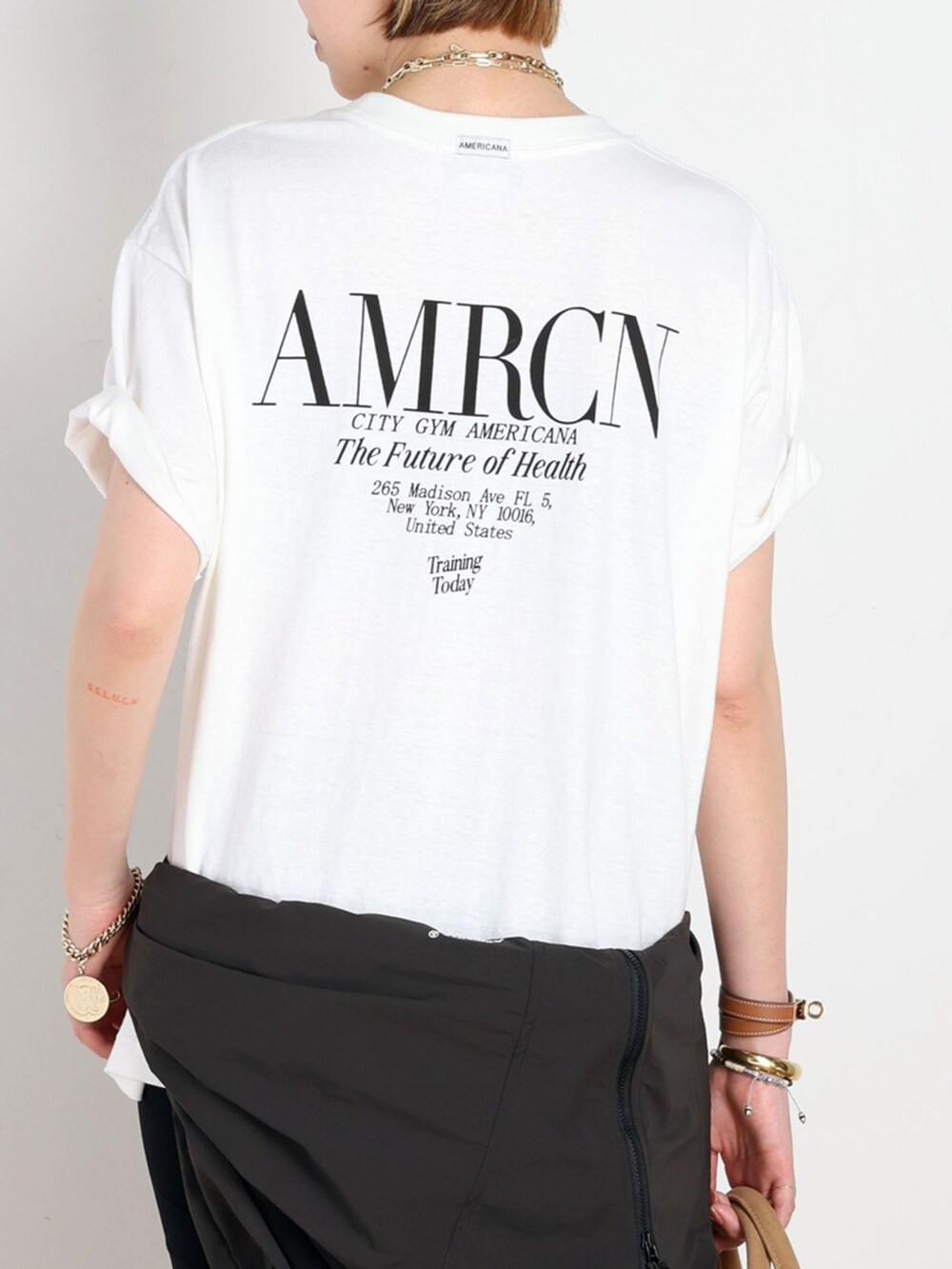ブラック系のナイロンジャケット、ブラック系のその他パンツ、ホワイト系のTシャツ/カットソーを着用したレディースの春コーディネートの8枚目の写真
