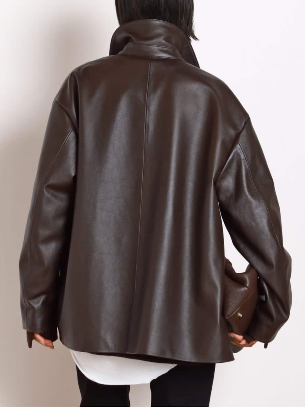 ブラック系のブーツ、ブラウン系のその他アウター、ブラウン系のトートバッグを着用したレディースの秋コーディネートの6枚目の写真