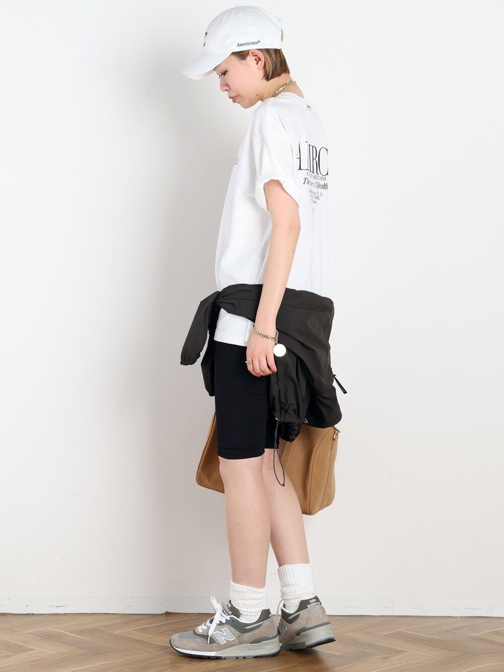 ブラック系のナイロンジャケット、ブラック系のその他パンツ、ホワイト系のTシャツ/カットソーを着用したレディースの春コーディネートの5枚目の写真