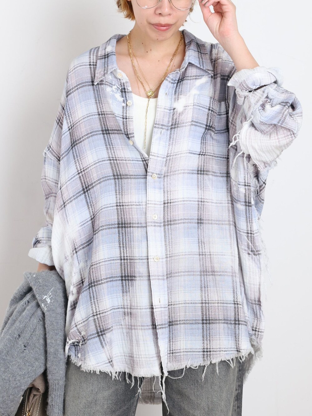 ブラック系のデニムパンツ、ブルー系のシャツ/ブラウス、グレー系のカーディガン/ボレロを着用したレディースの夏コーディネートの4枚目の写真
