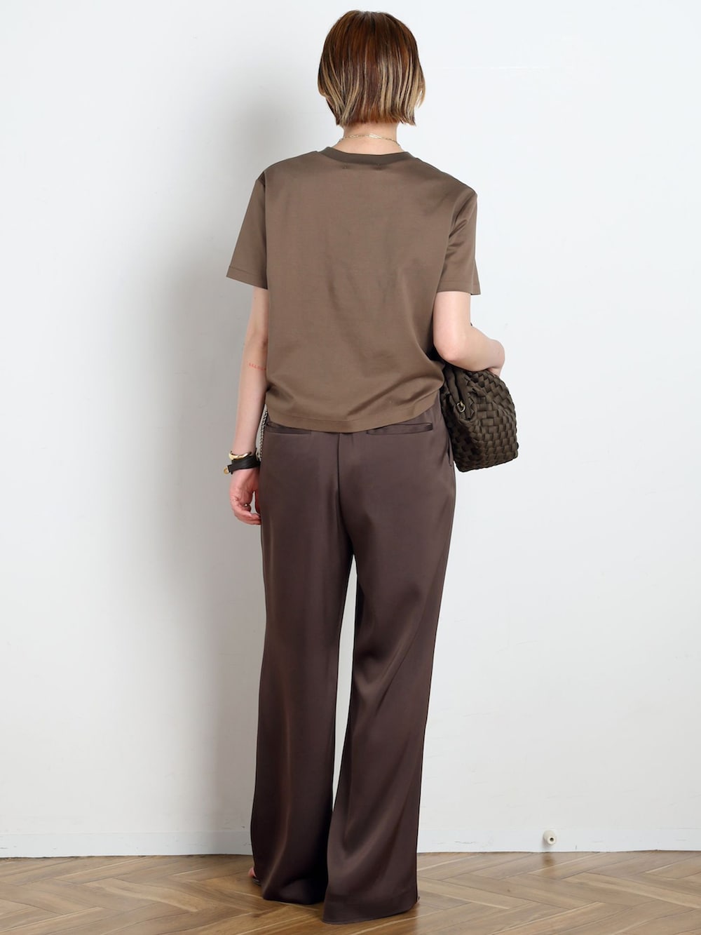 ブラウン系のスラックス、ブラウン系のTシャツ/カットソー、ブラウン系のサンダルを着用したレディースの春コーディネートの3枚目の写真