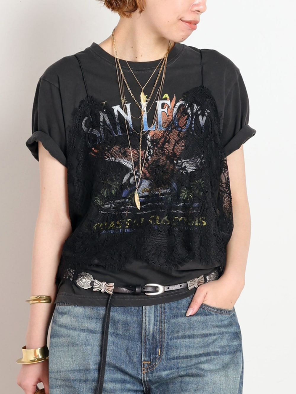 ブラック系のキャミソール、ブラック系のTシャツ/カットソー、イエロー系のサンダルを着用したレディースの春コーディネートの4枚目の写真
